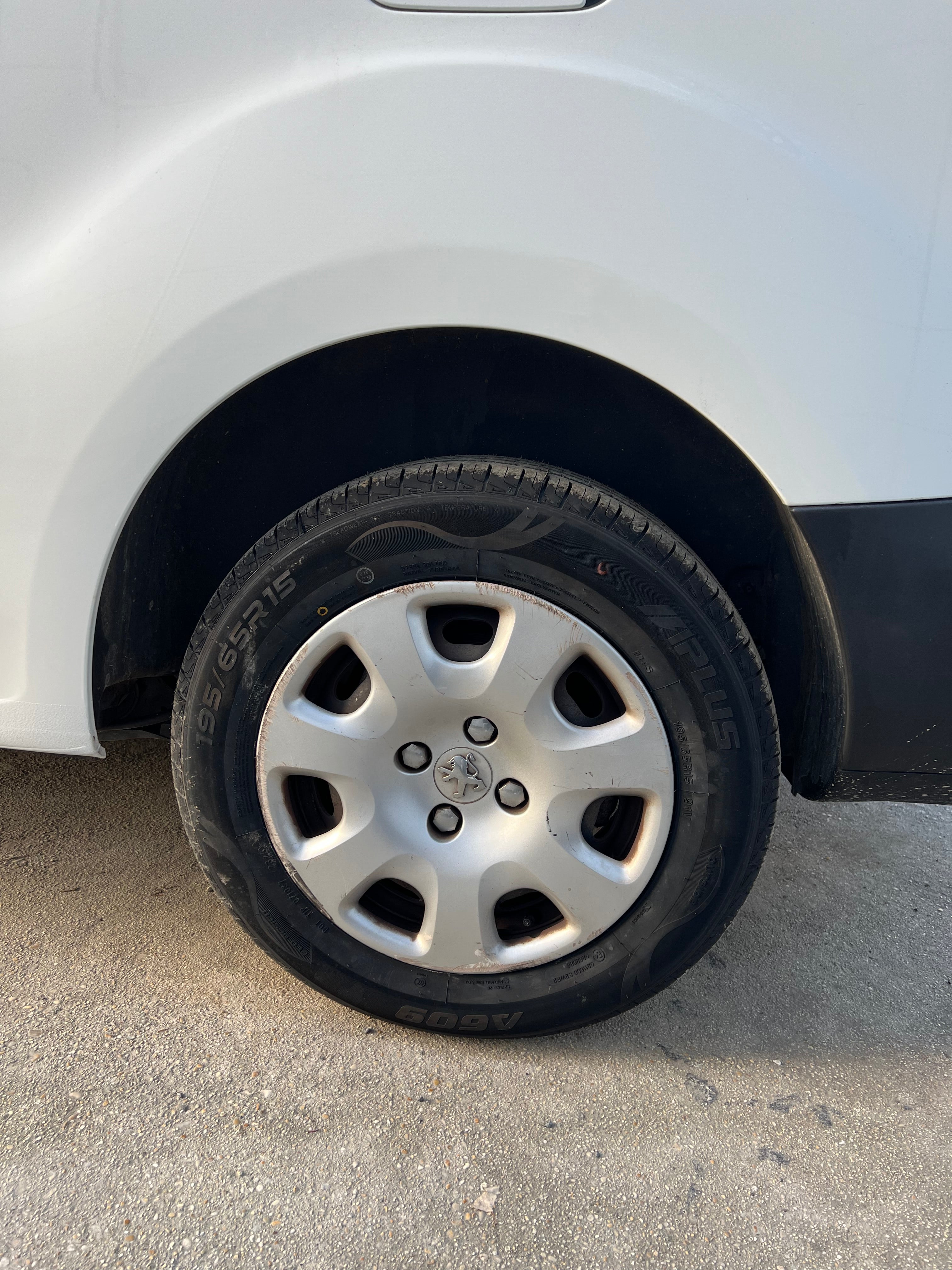 Peugeot Partner 1.6 HDI 90cv L2 800 Kg Fourgon double cabine 5 places Peugeot Partner 1.6 HDI 90cv L2 800 Kg Fourgon double cabine 5 places