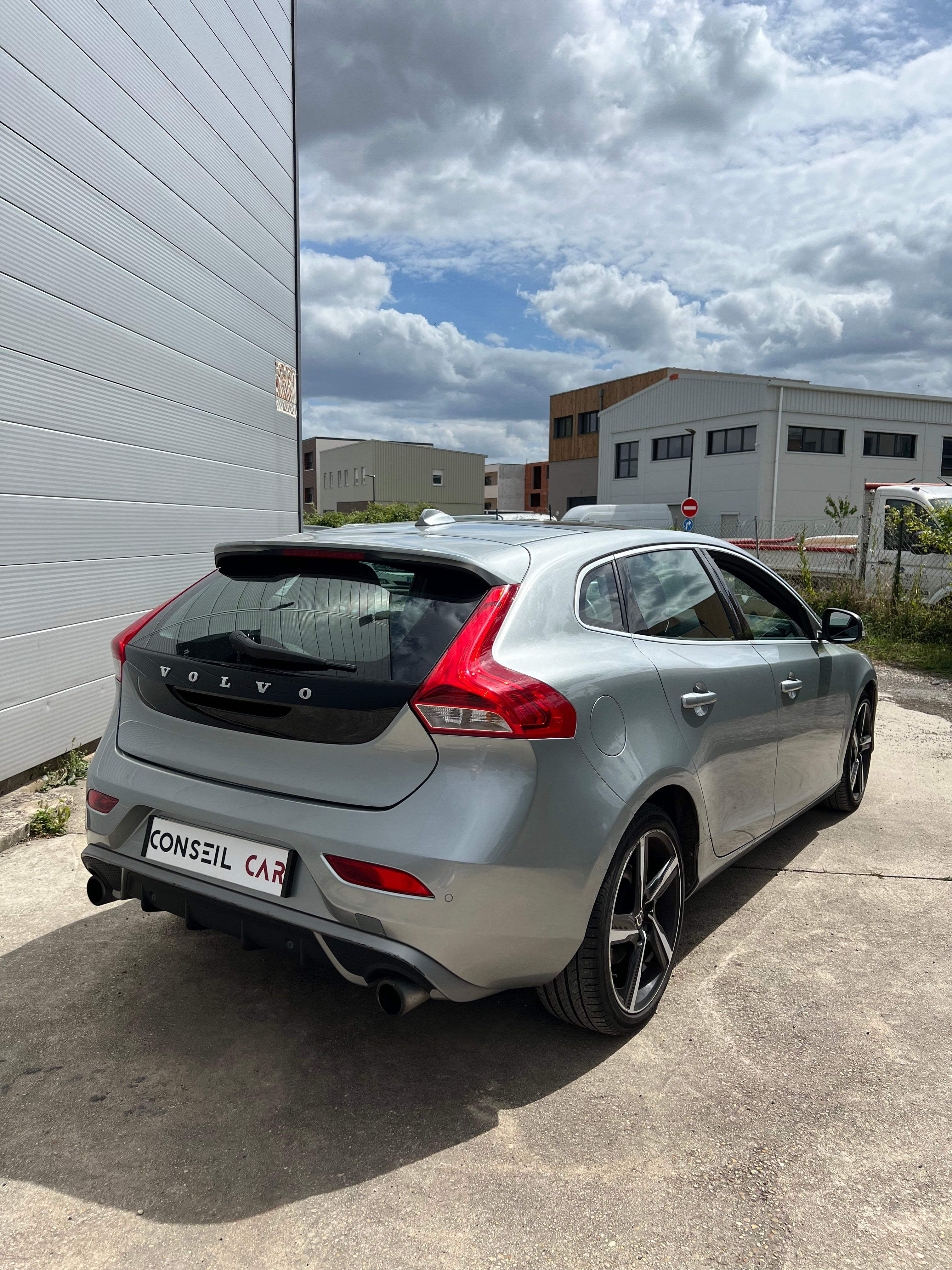 Volvo V40 150ch Geartronic 6 R-Design Volvo V40 150ch Geartronic 6 R-Design