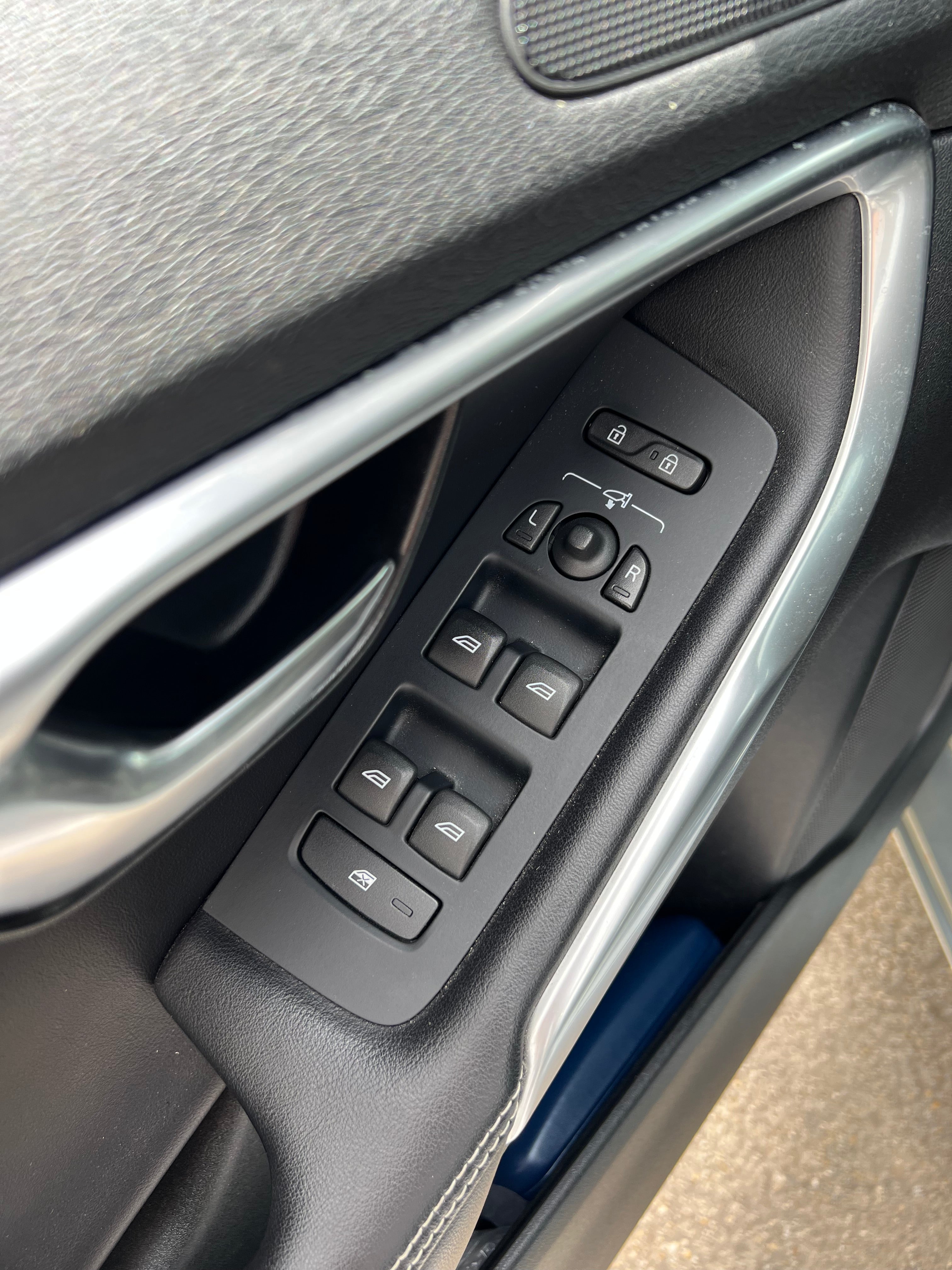 Volvo V40 150ch Geartronic 6 R-Design Volvo V40 150ch Geartronic 6 R-Design