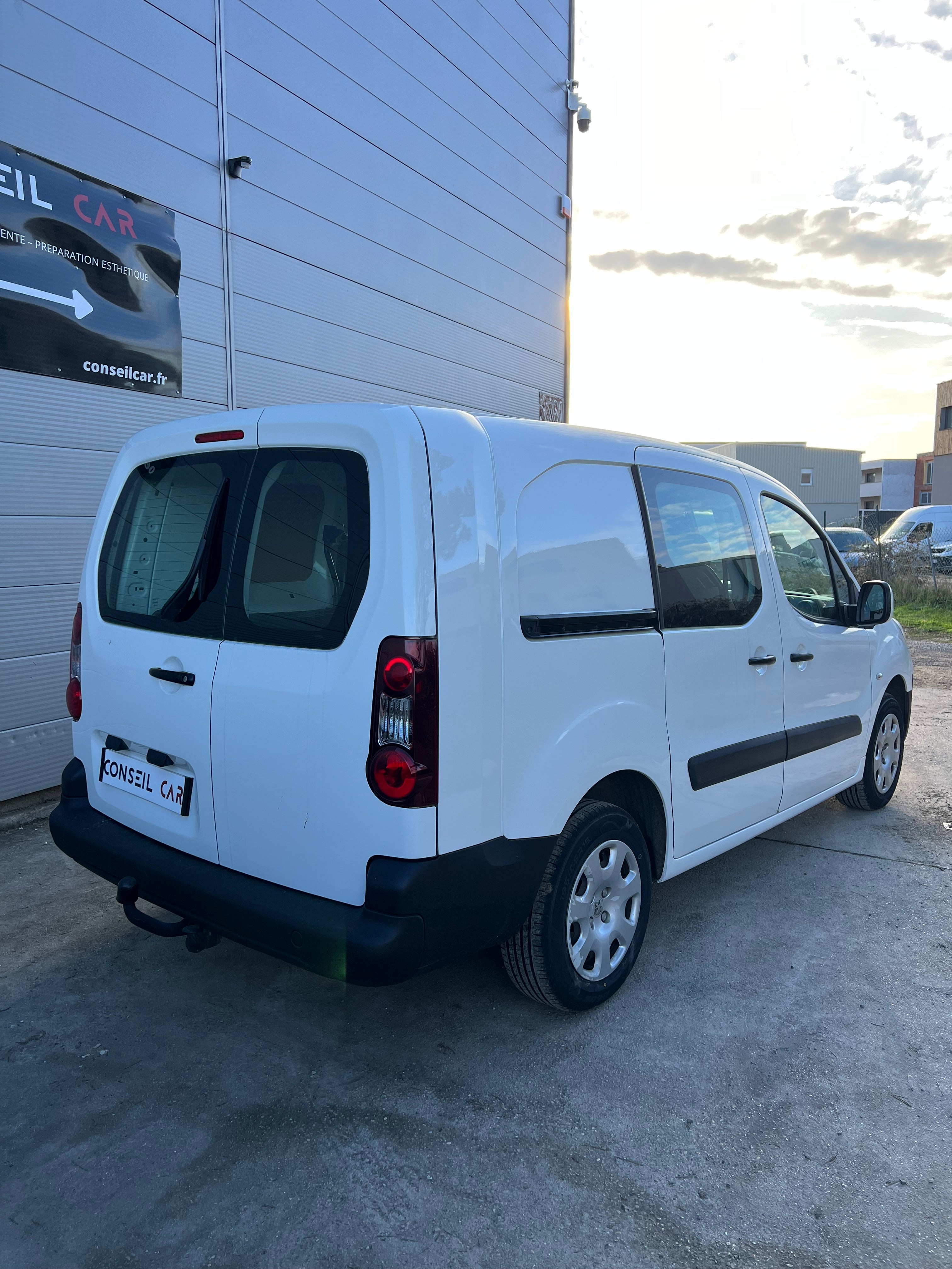 Peugeot Partner 1.6 HDI 90cv L2 800 Kg Fourgon double cabine 5 places Peugeot Partner 1.6 HDI 90cv L2 800 Kg Fourgon double cabine 5 places