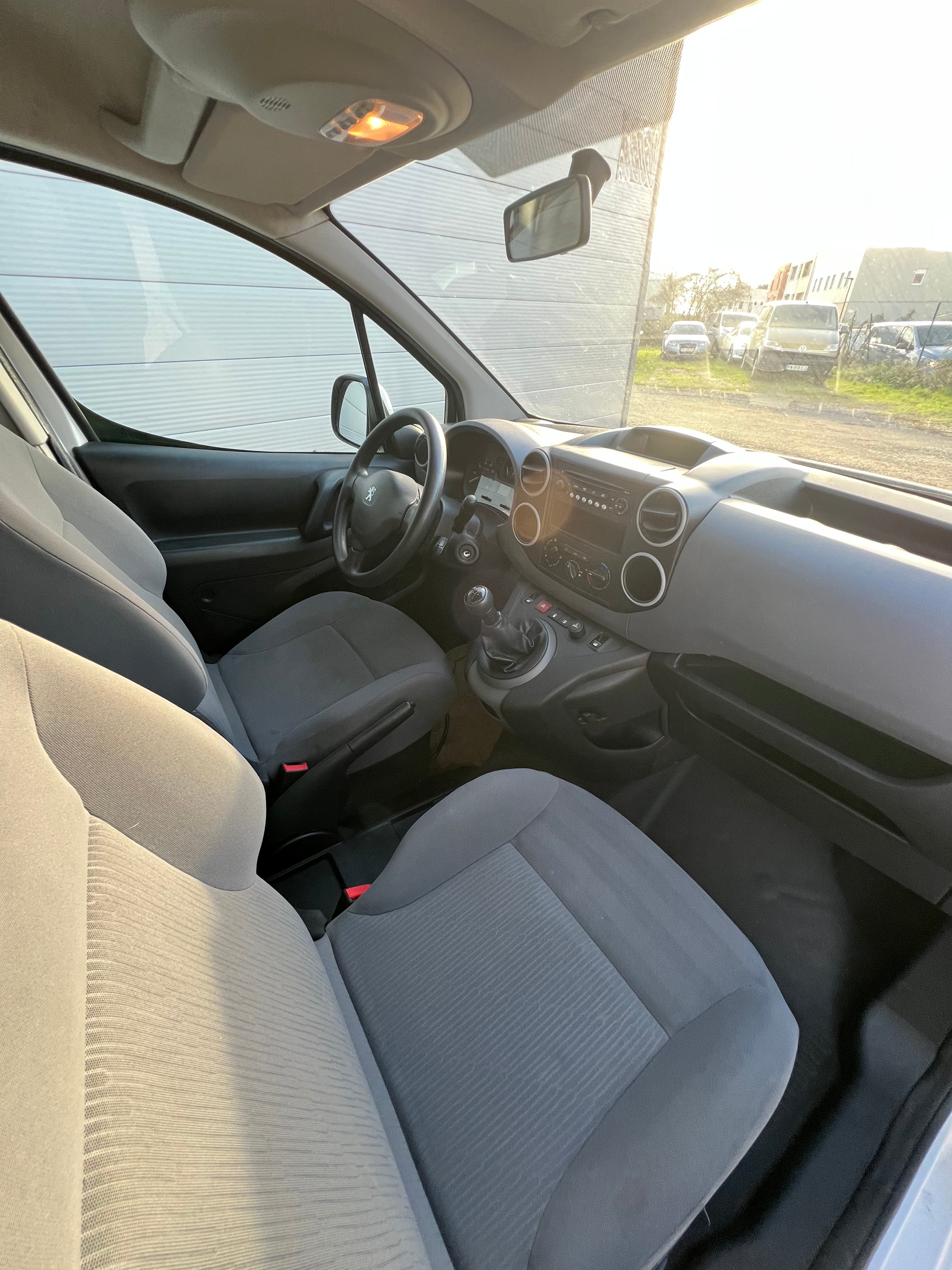 Peugeot Partner 1.6 HDI 90cv L2 800 Kg Fourgon double cabine 5 places Peugeot Partner 1.6 HDI 90cv L2 800 Kg Fourgon double cabine 5 places