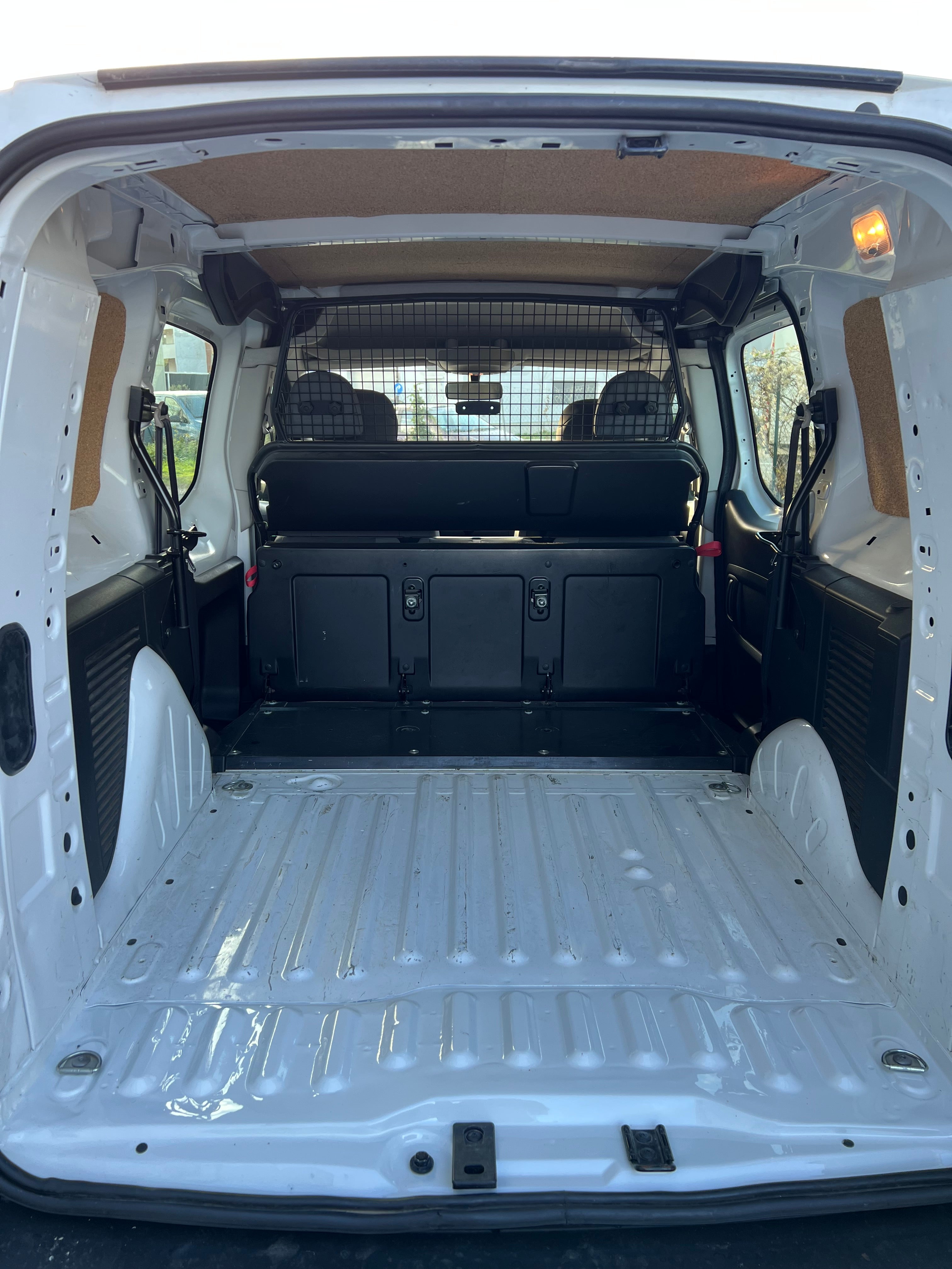 Peugeot Partner 1.6 HDI 90cv L2 800 Kg Fourgon double cabine 5 places Peugeot Partner 1.6 HDI 90cv L2 800 Kg Fourgon double cabine 5 places