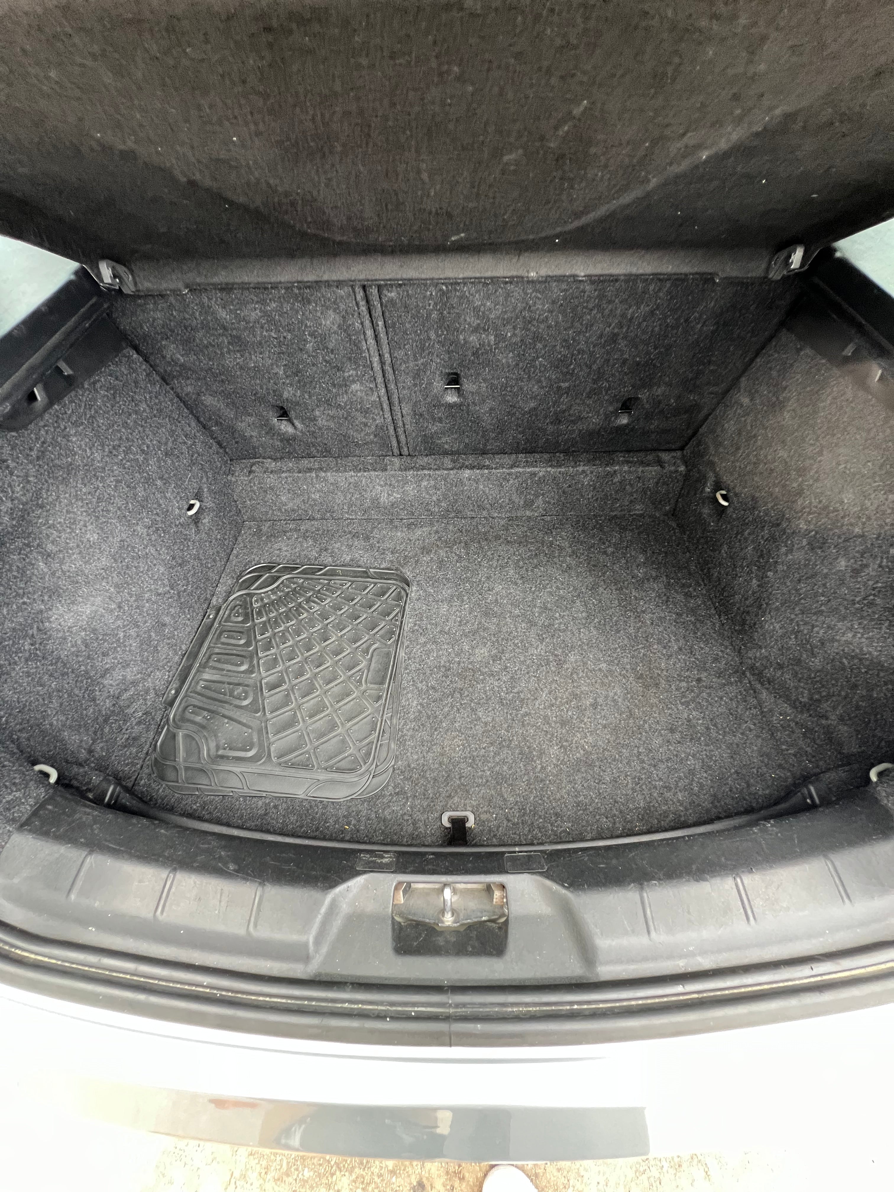 Volvo V40 150ch Geartronic 6 R-Design Volvo V40 150ch Geartronic 6 R-Design