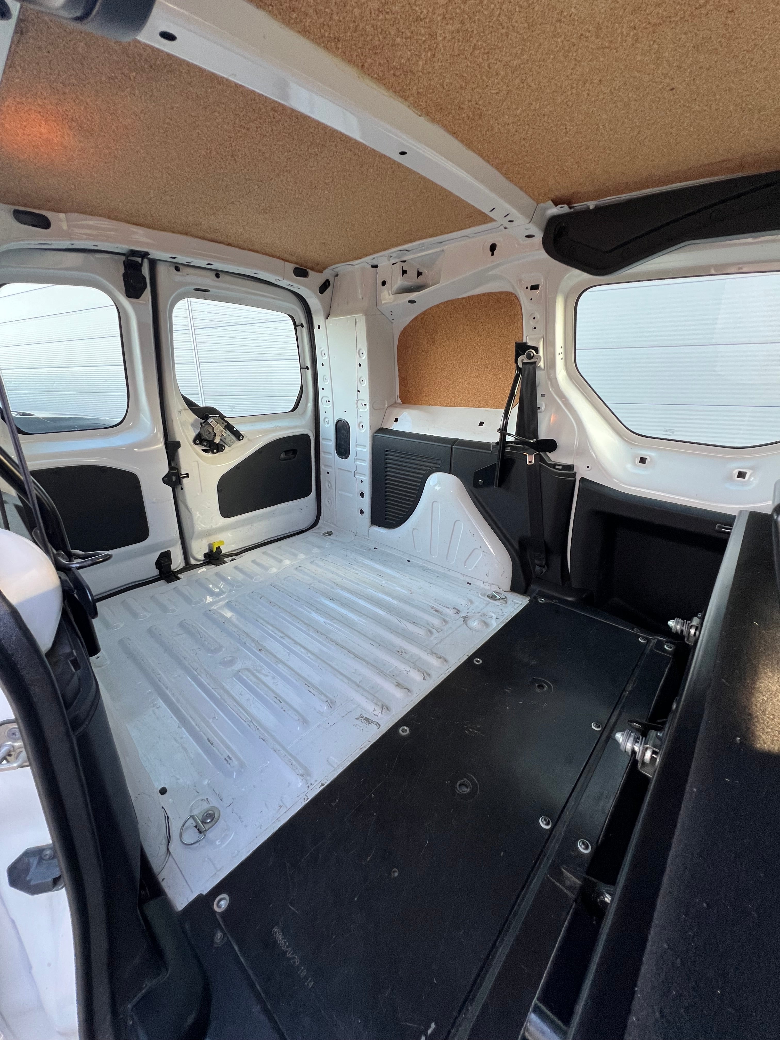 Peugeot Partner 1.6 HDI 90cv L2 800 Kg Fourgon double cabine 5 places Peugeot Partner 1.6 HDI 90cv L2 800 Kg Fourgon double cabine 5 places