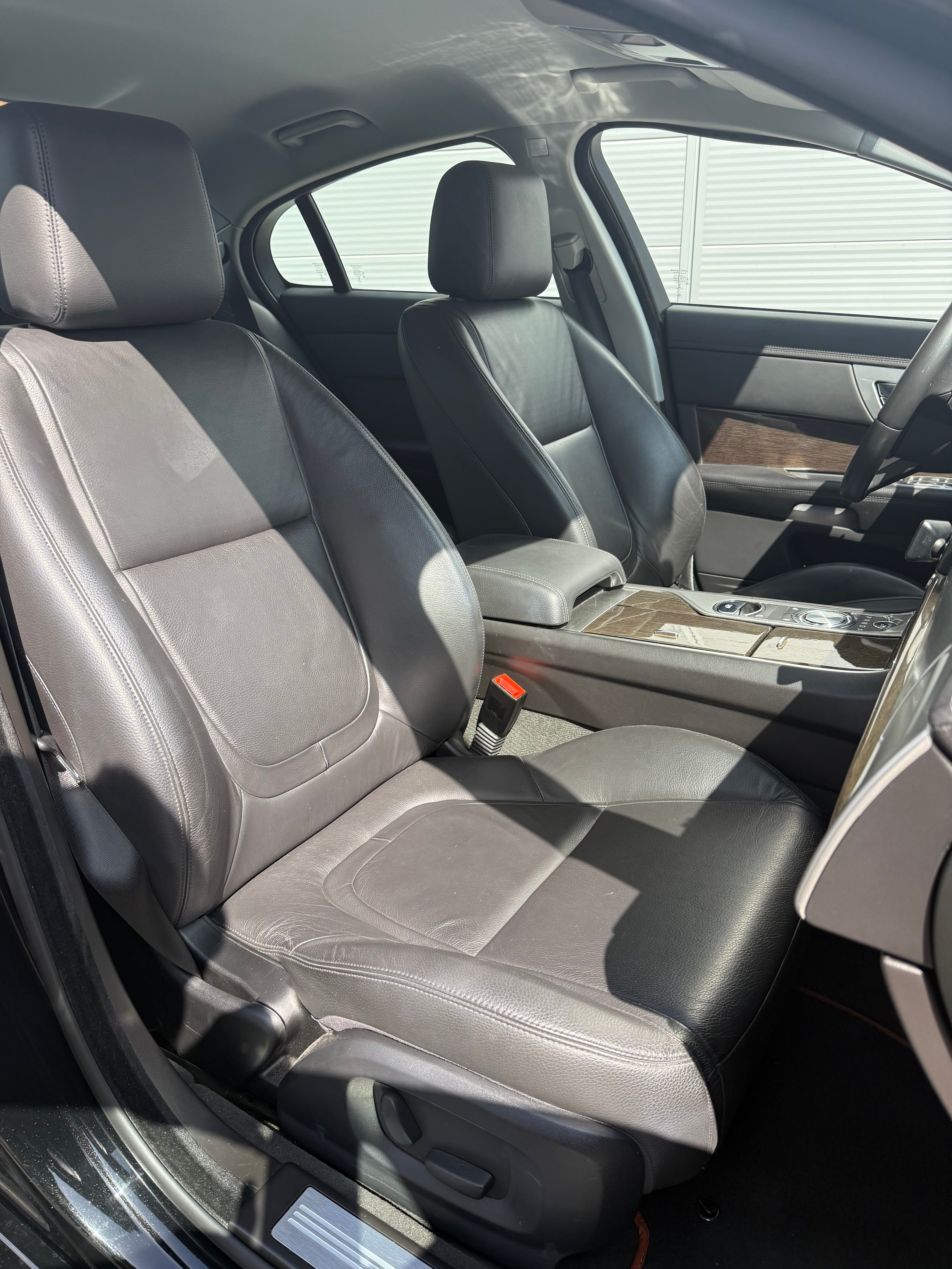 Jaguar XF 2.2D 200 LUXE PREMIUM Jaguar XF 2.2D 200 LUXE PREMIUM