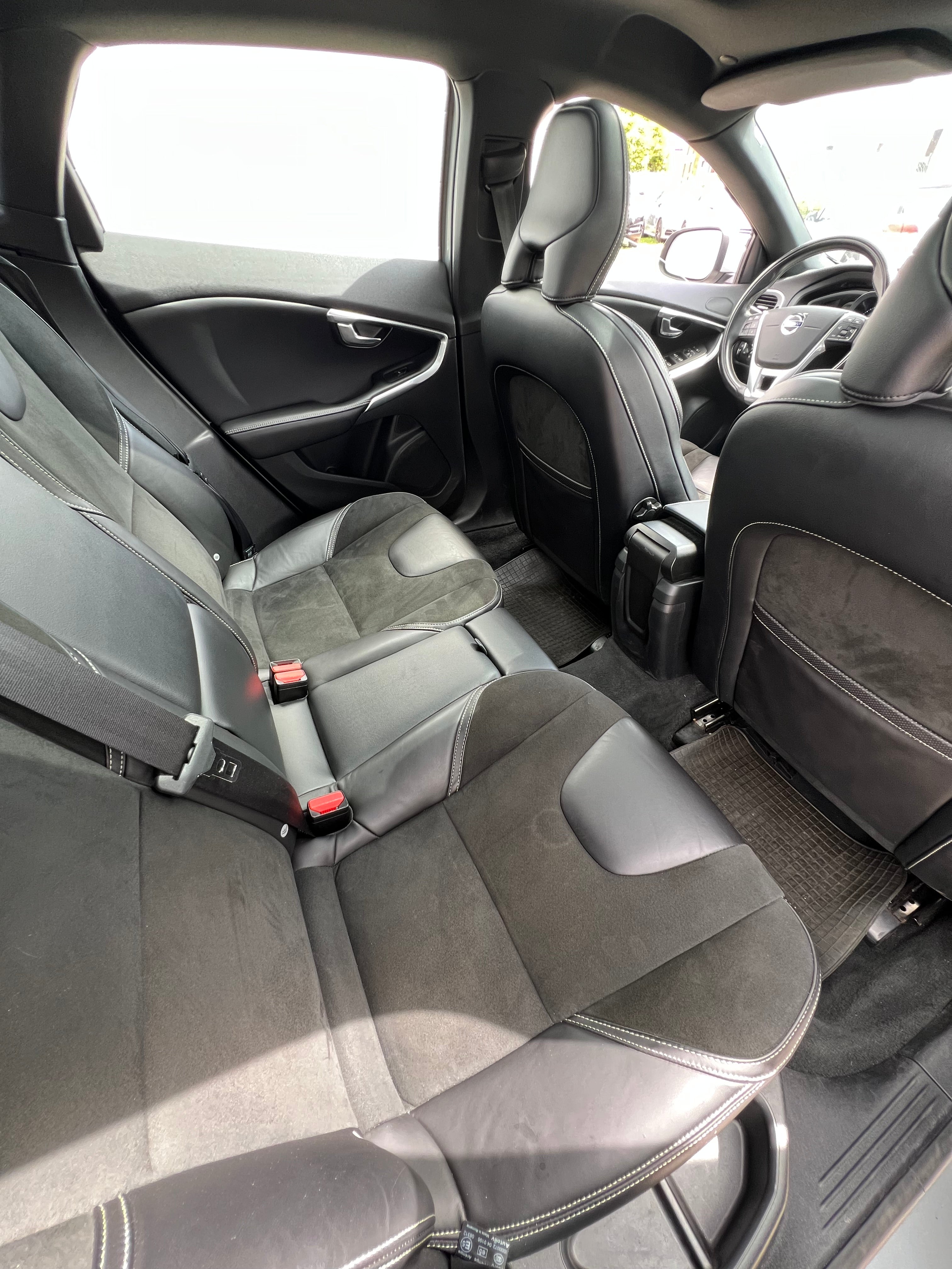 Volvo V40 150ch Geartronic 6 R-Design Volvo V40 150ch Geartronic 6 R-Design