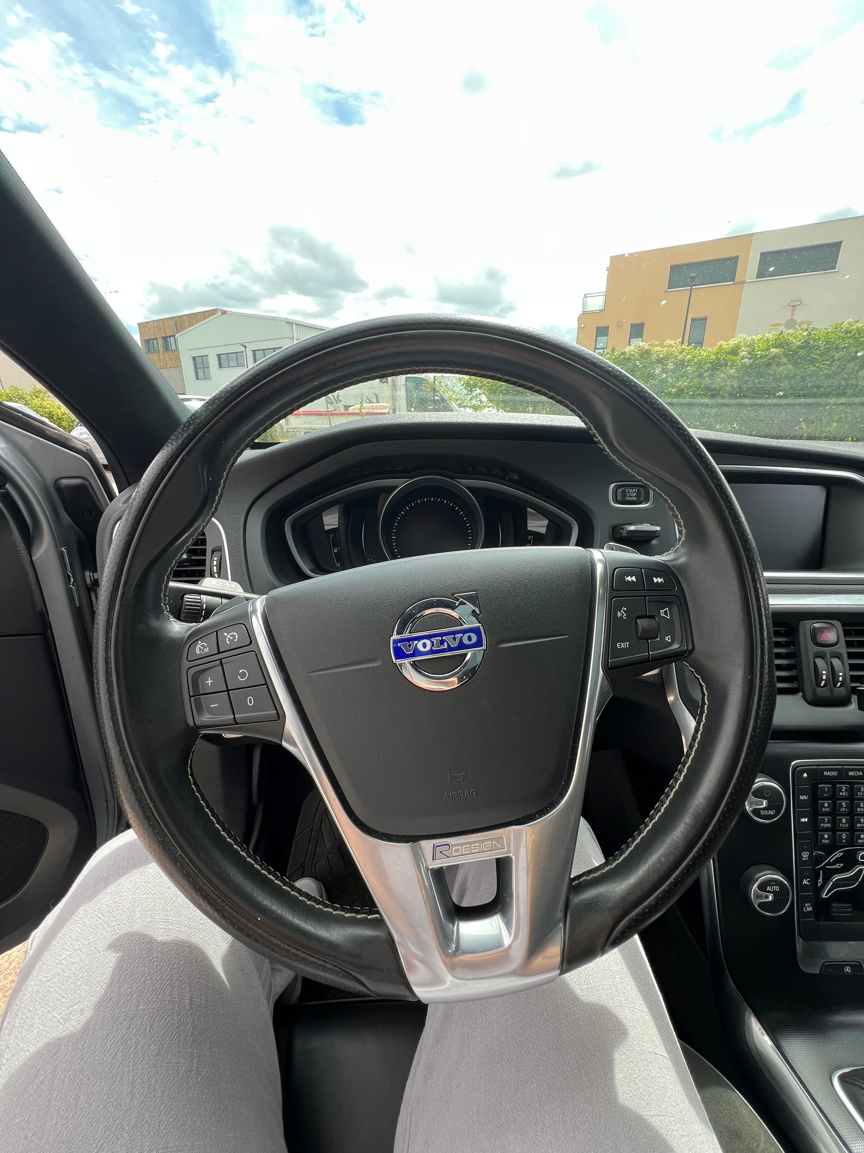 Volvo V40 150ch Geartronic 6 R-Design Volvo V40 150ch Geartronic 6 R-Design