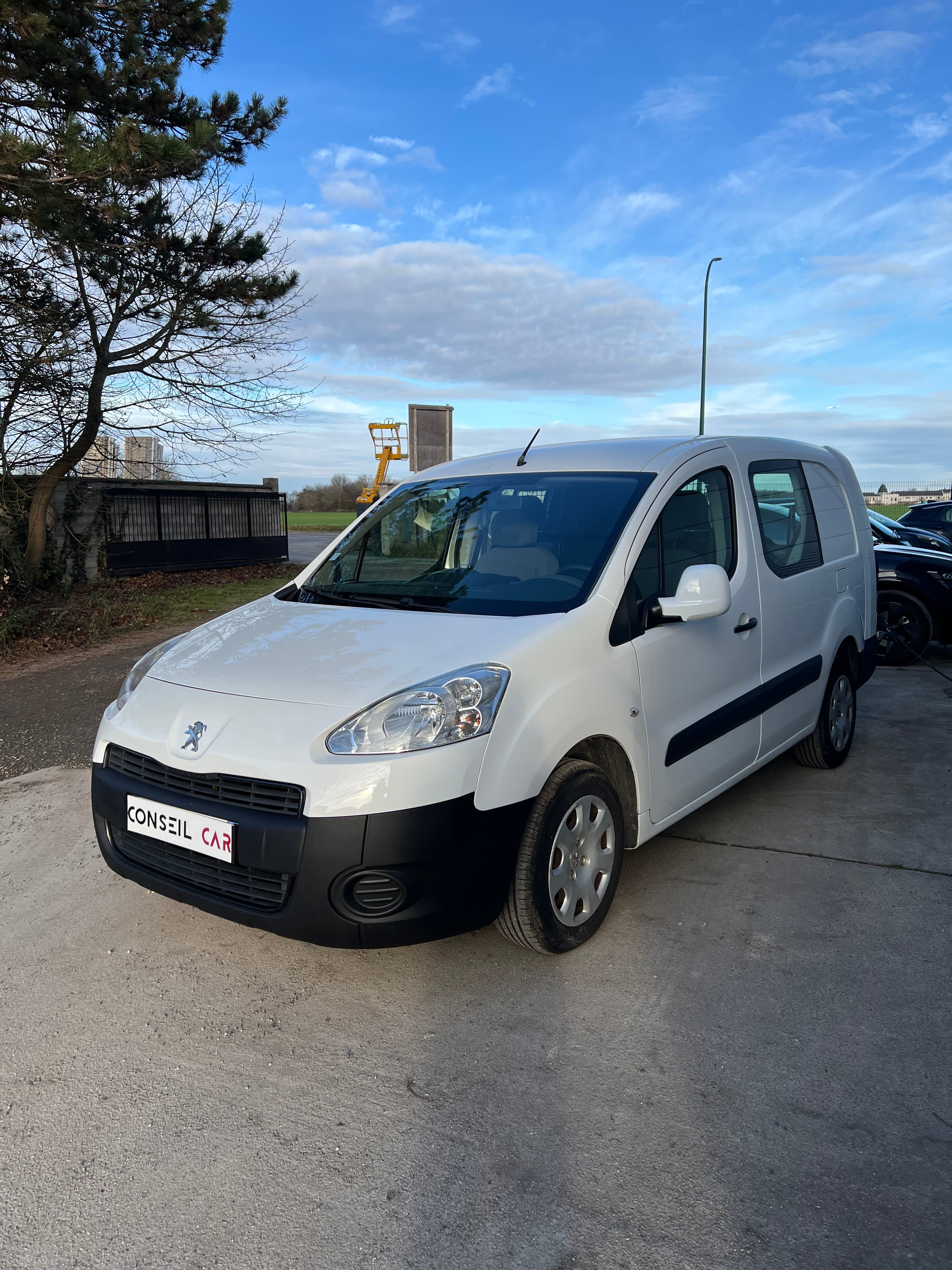 Peugeot Partner 1.6 HDI 90cv L2 800 Kg Fourgon double cabine 5 places Peugeot Partner 1.6 HDI 90cv L2 800 Kg Fourgon double cabine 5 places