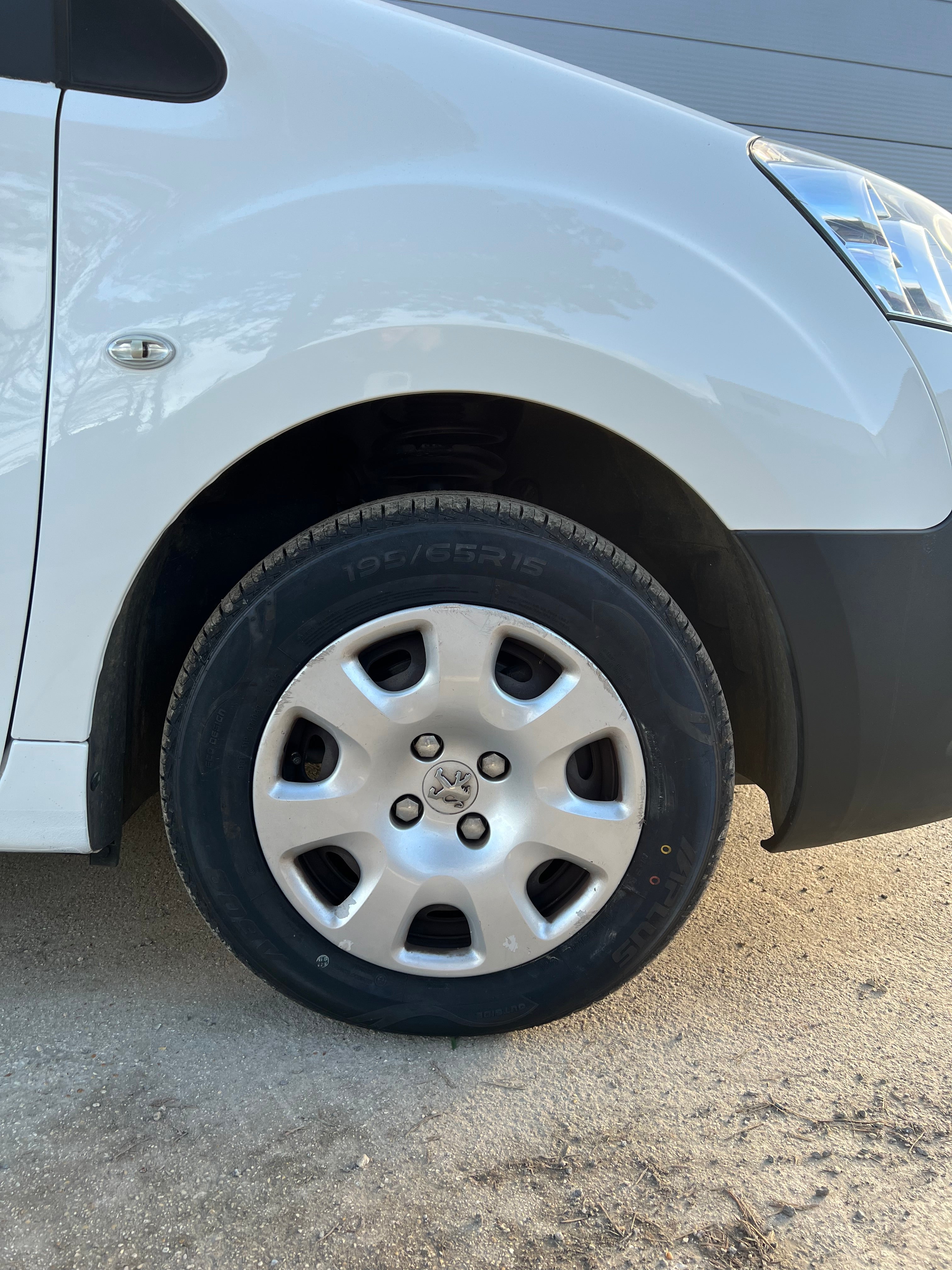 Peugeot Partner 1.6 HDI 90cv L2 800 Kg Fourgon double cabine 5 places Peugeot Partner 1.6 HDI 90cv L2 800 Kg Fourgon double cabine 5 places