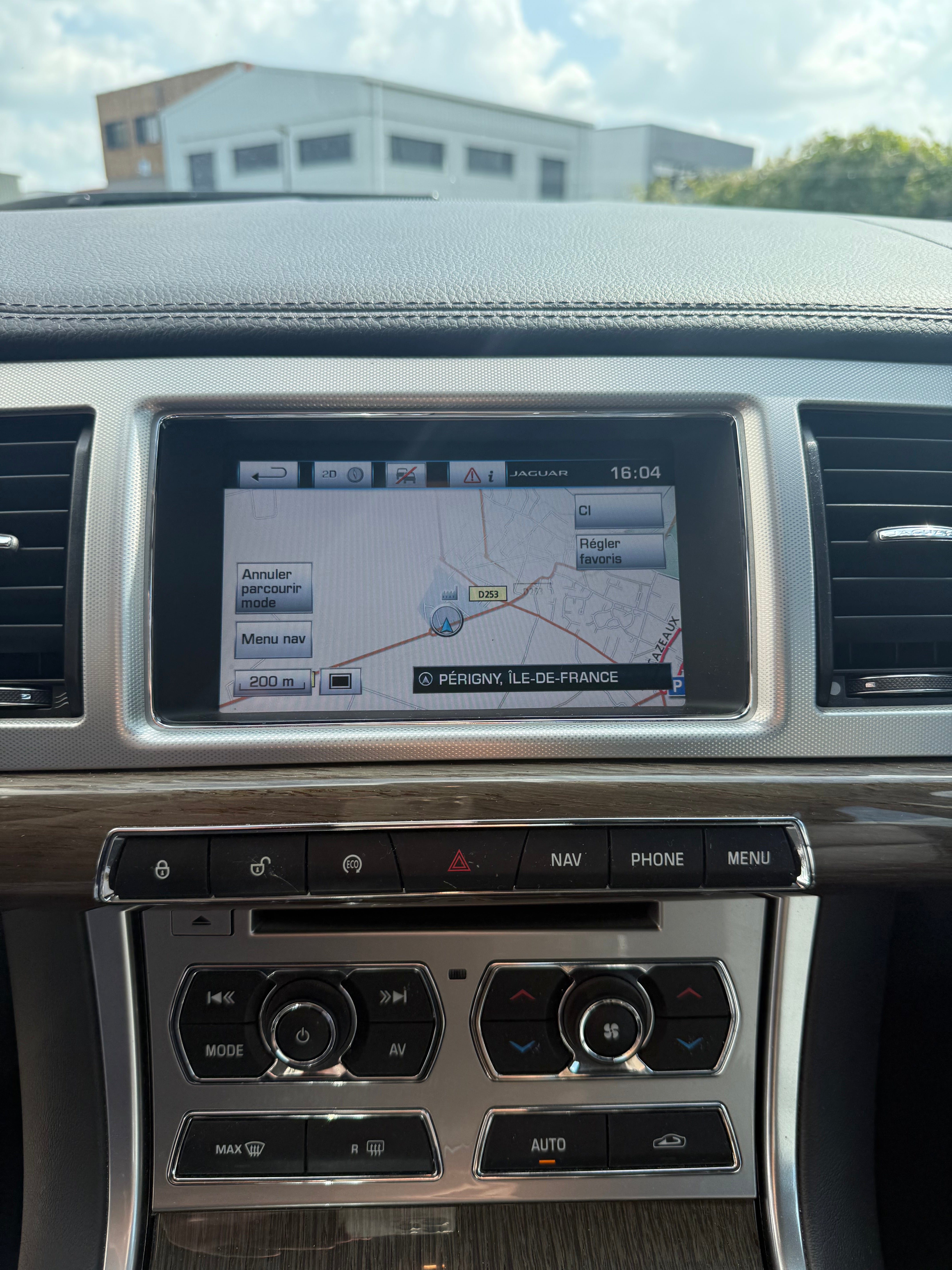 Jaguar XF 2.2D 200 LUXE PREMIUM Jaguar XF 2.2D 200 LUXE PREMIUM