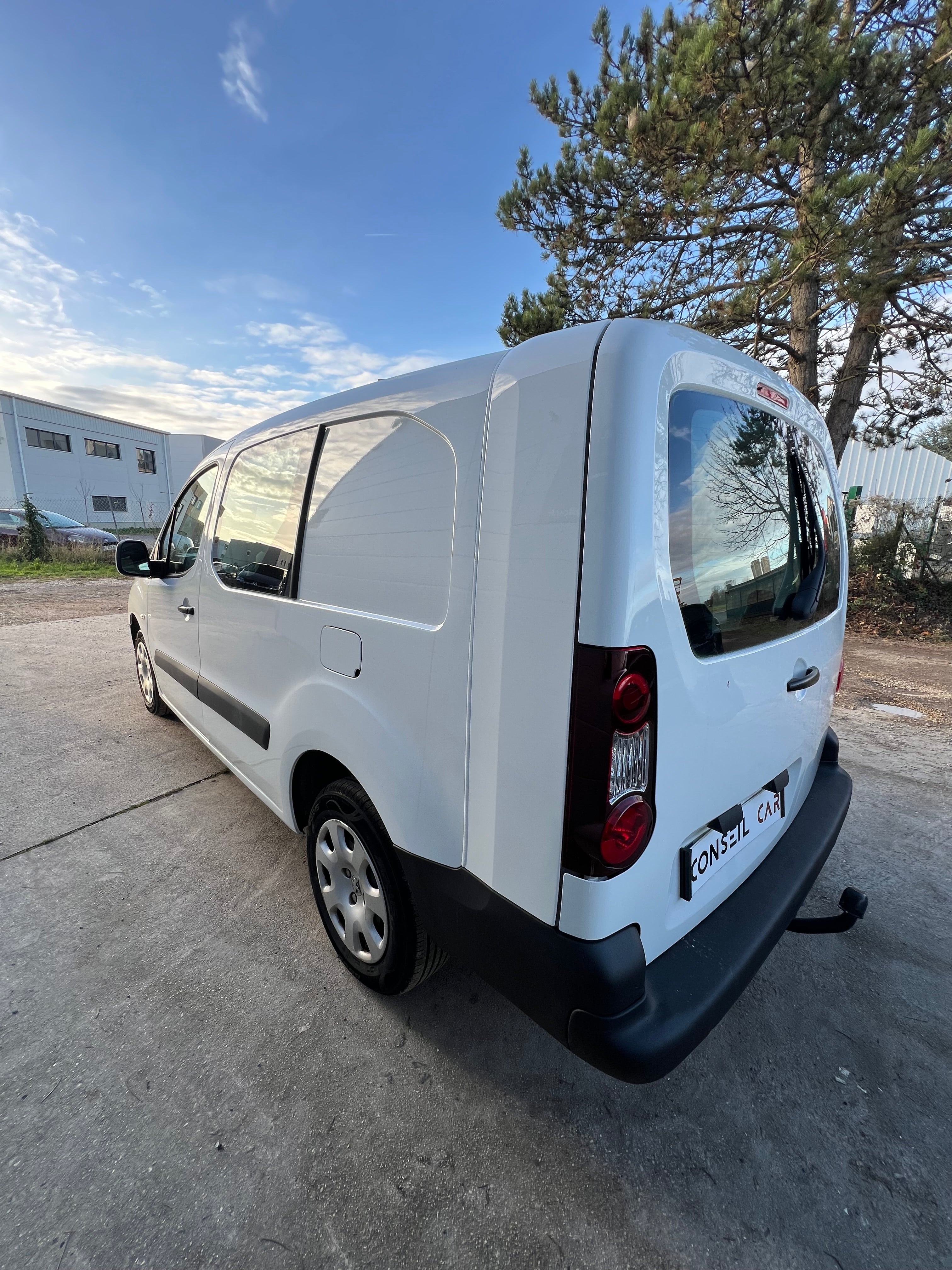 Peugeot Partner 1.6 HDI 90cv L2 800 Kg Fourgon double cabine 5 places Peugeot Partner 1.6 HDI 90cv L2 800 Kg Fourgon double cabine 5 places