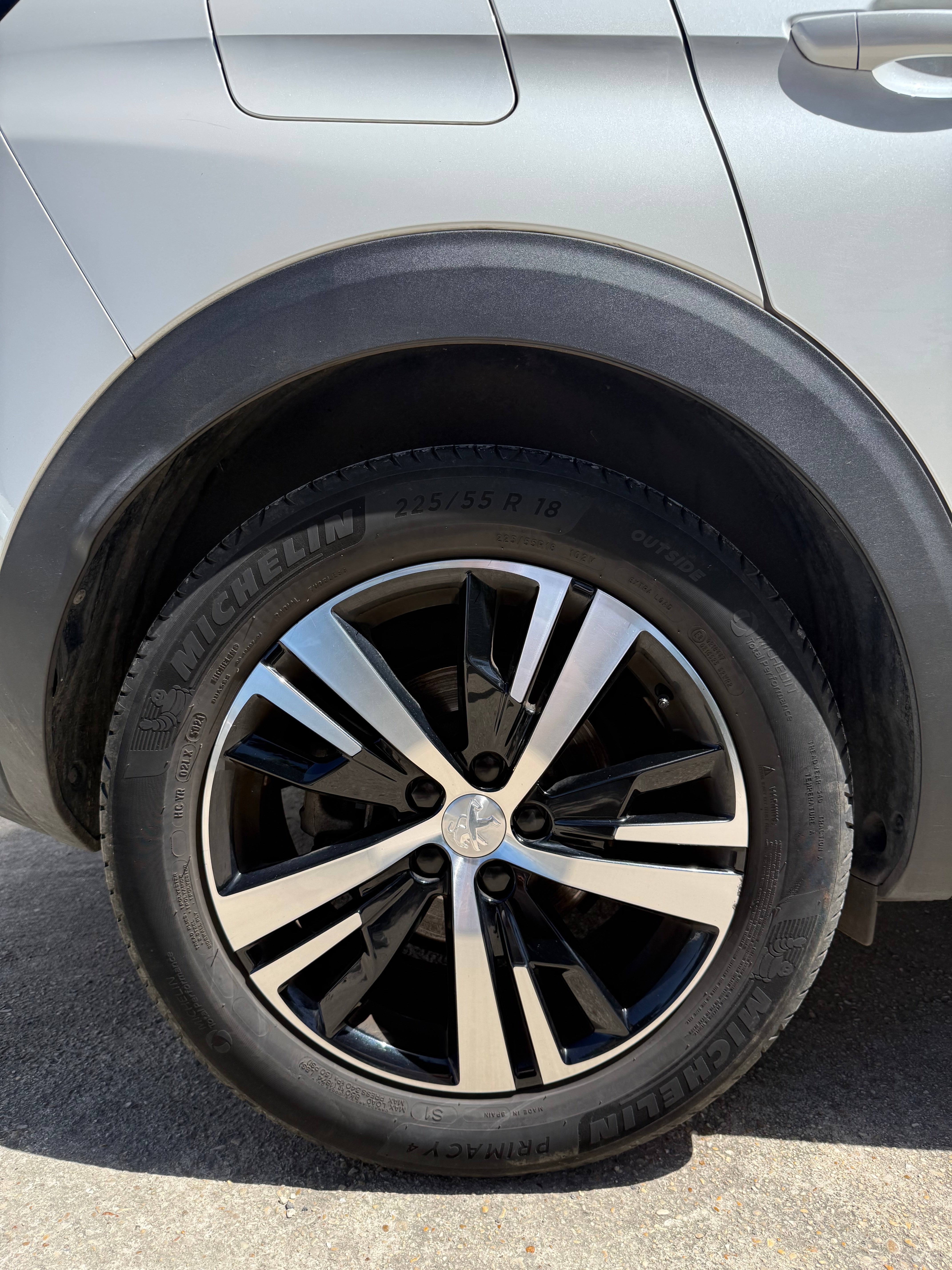 Peugeot 3008 1.2 130CH GT EAT8 Peugeot 3008 1.2 130CH GT EAT8