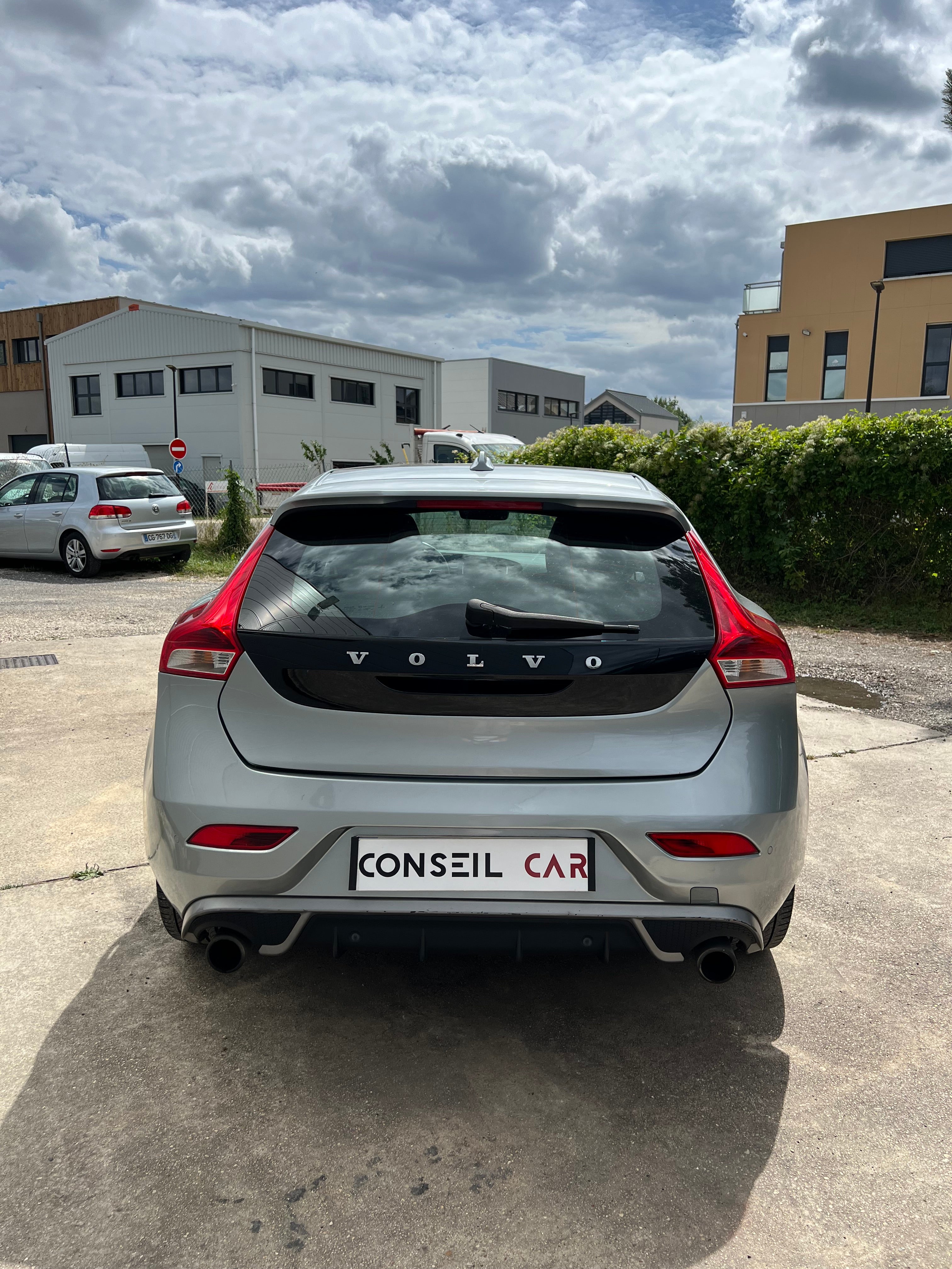 Volvo V40 150ch Geartronic 6 R-Design Volvo V40 150ch Geartronic 6 R-Design