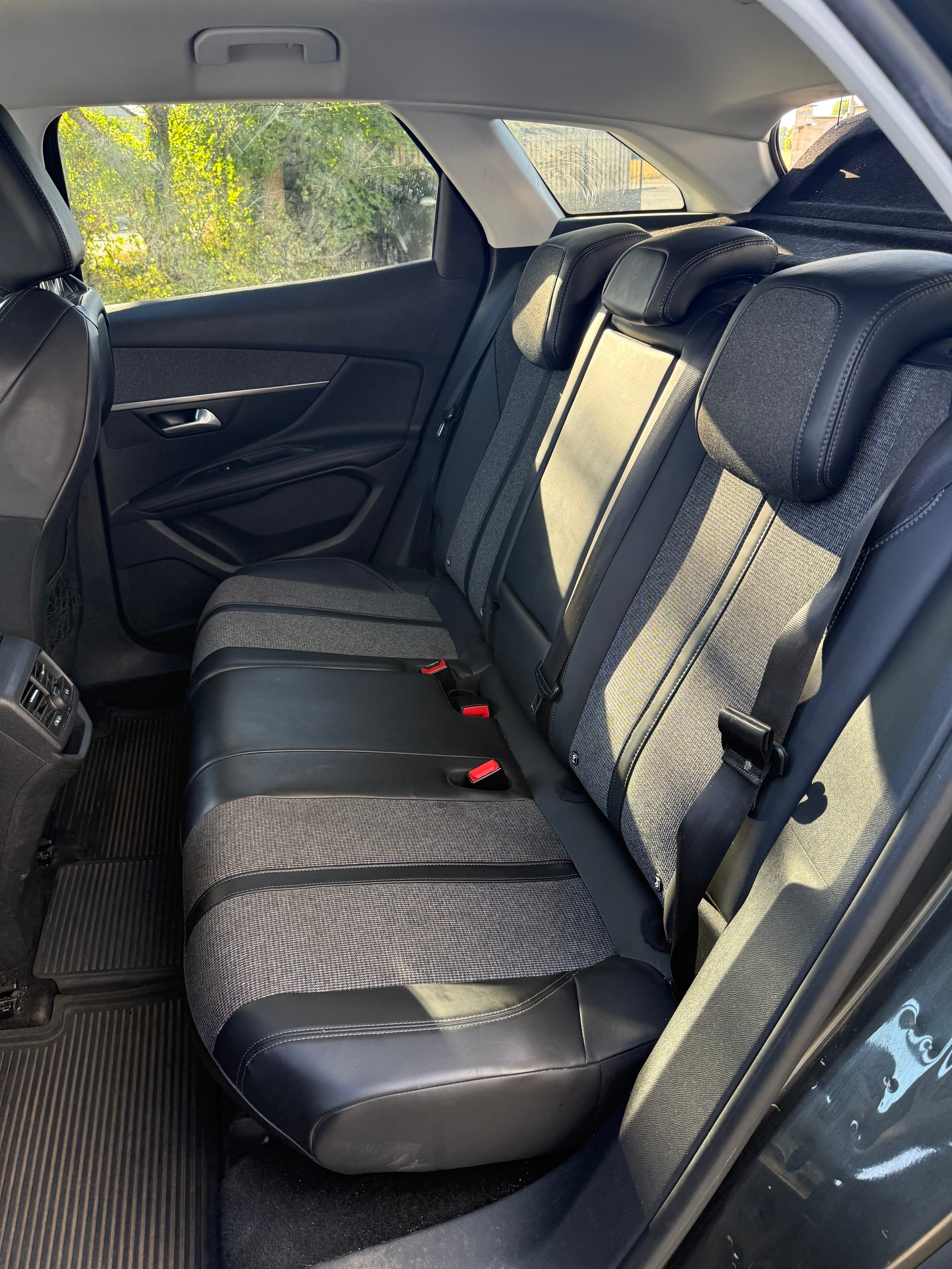 Peugeot 3008 1.6 BlueHdi 120ch Allure Peugeot 3008 1.6 BlueHdi 120ch Allure