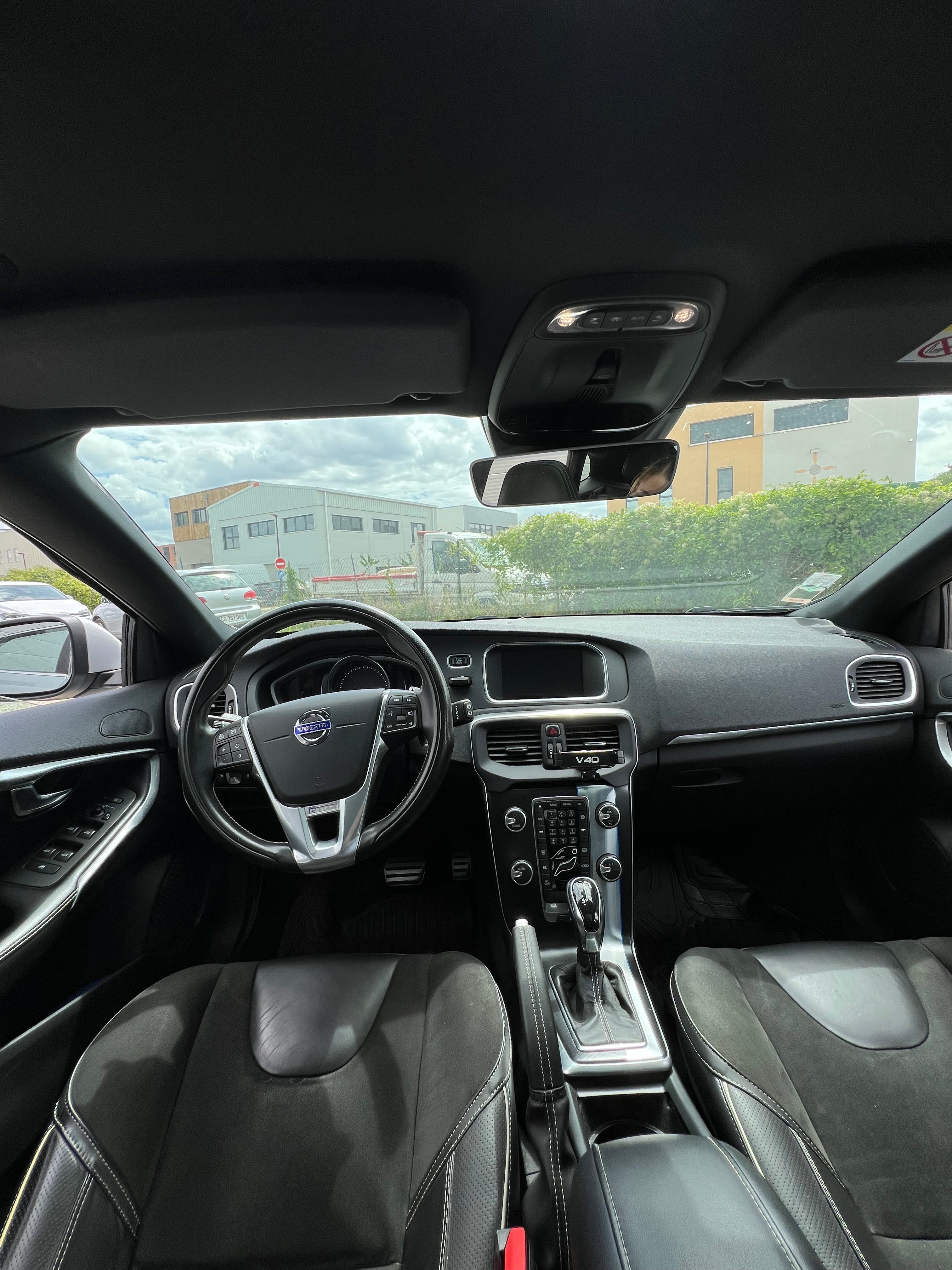 Volvo V40 150ch Geartronic 6 R-Design Volvo V40 150ch Geartronic 6 R-Design