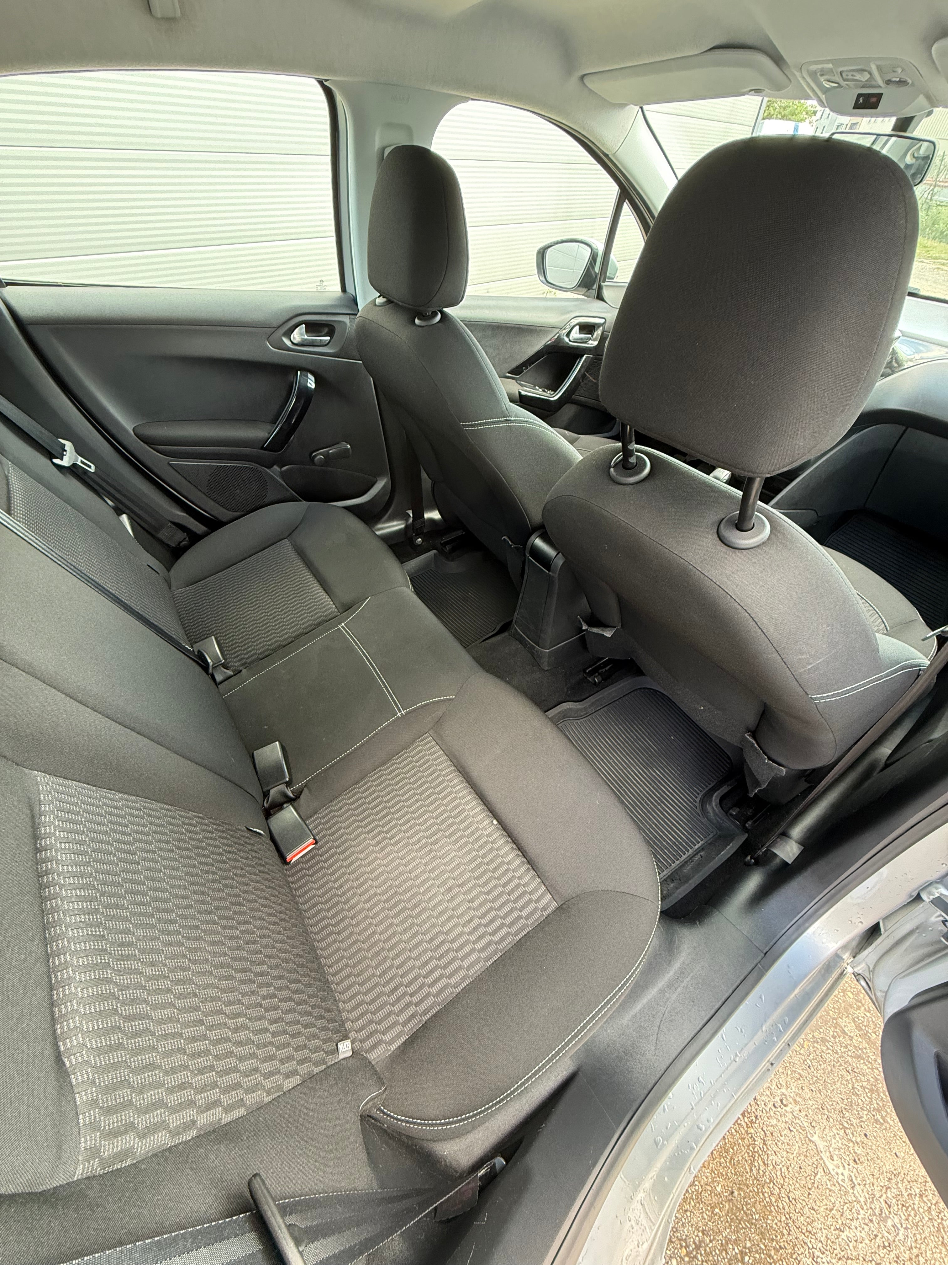 Peugeot 208 Phase 2 1.6 Blue HDi 75cv Peugeot 208 Phase 2 1.6 Blue HDi 75cv