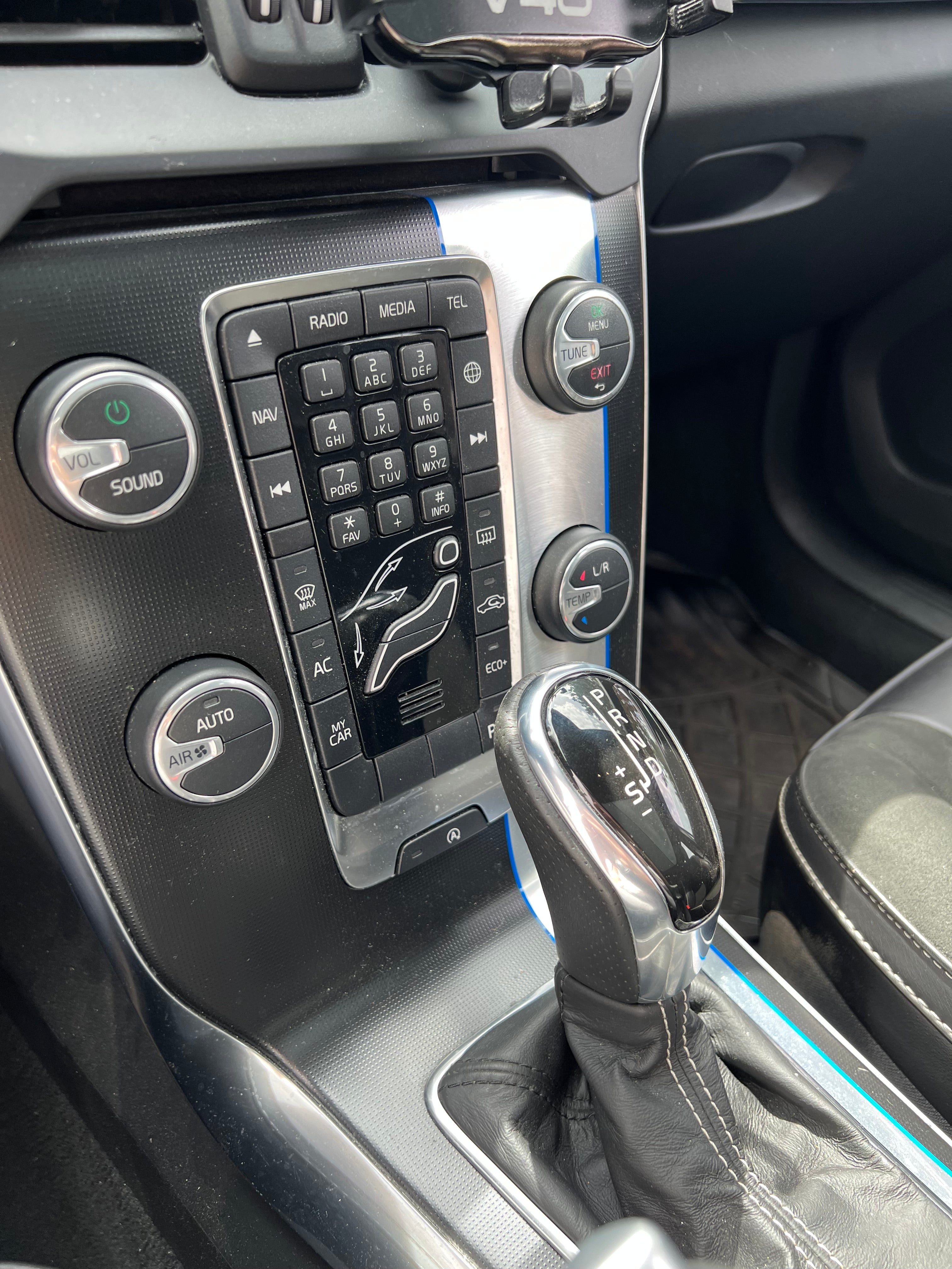 Volvo V40 150ch Geartronic 6 R-Design Volvo V40 150ch Geartronic 6 R-Design