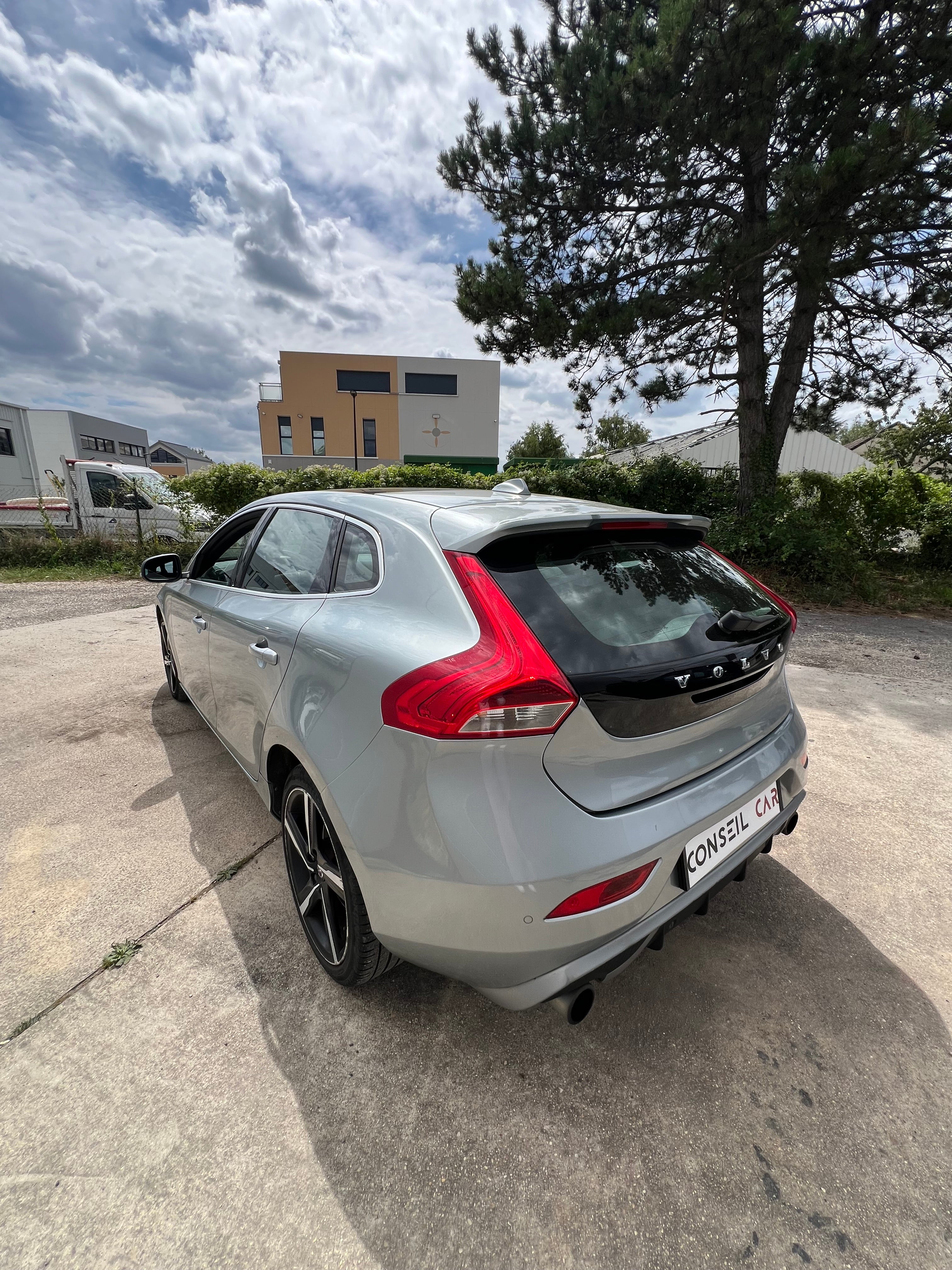 Volvo V40 150ch Geartronic 6 R-Design Volvo V40 150ch Geartronic 6 R-Design