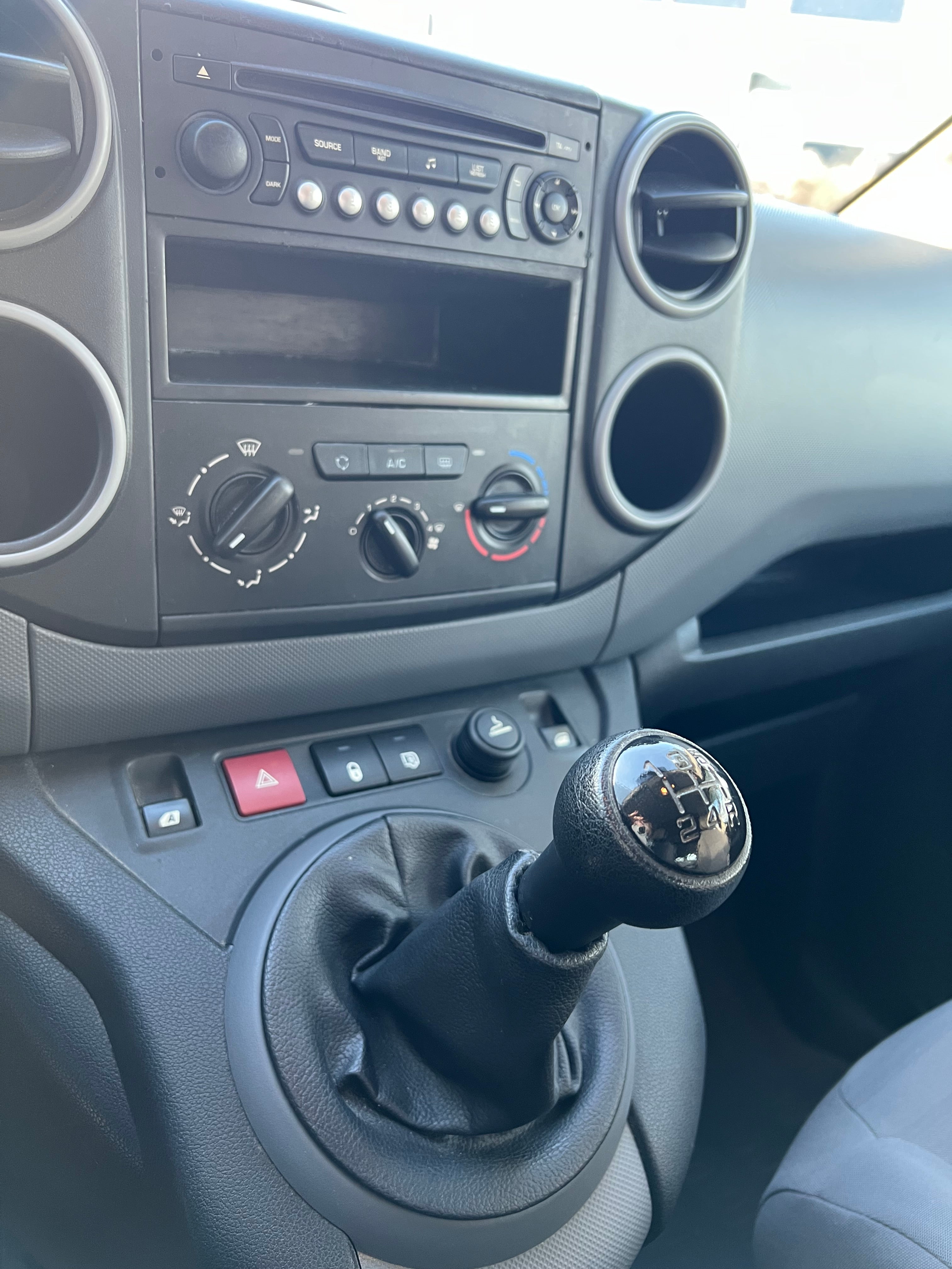 Peugeot Partner 1.6 HDI 90cv L2 800 Kg Fourgon double cabine 5 places Peugeot Partner 1.6 HDI 90cv L2 800 Kg Fourgon double cabine 5 places