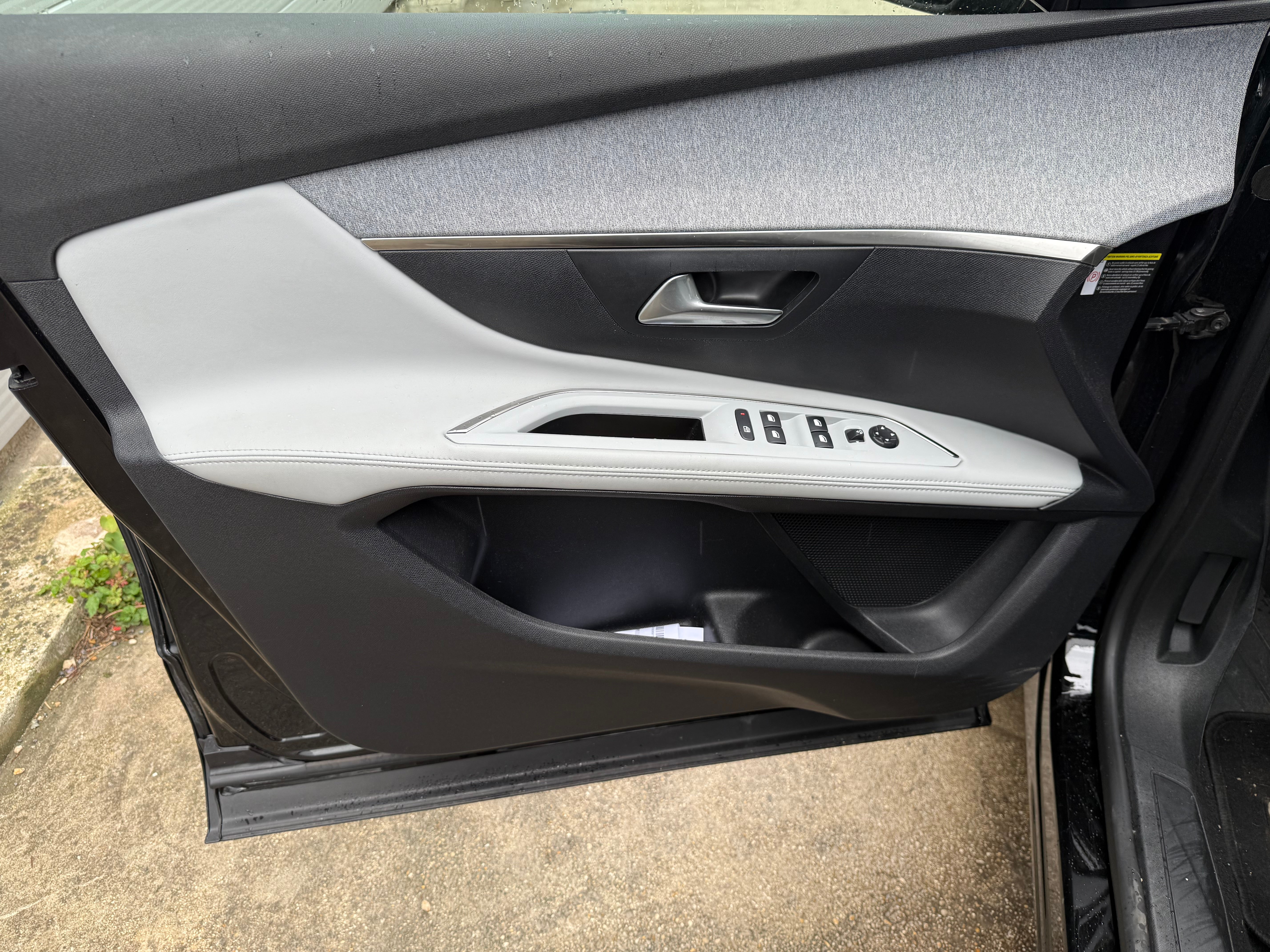 Peugeot 5008 1.5 BlueHdi 130 Allure Business Peugeot 5008 1.5 BlueHdi 130 Allure Business