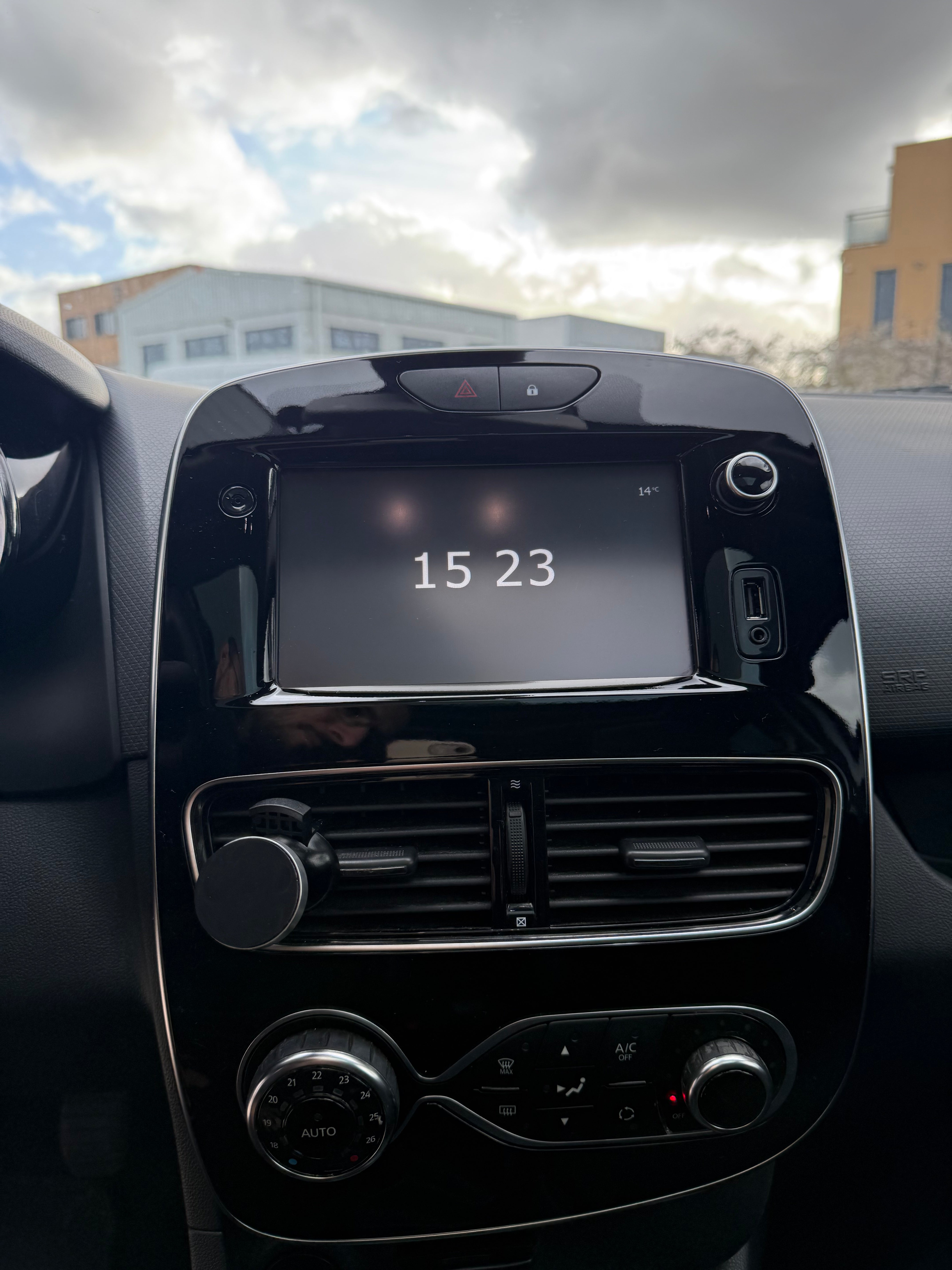 RENAULT Clio IV 1.2 75ch RENAULT Clio IV 1.2 75ch