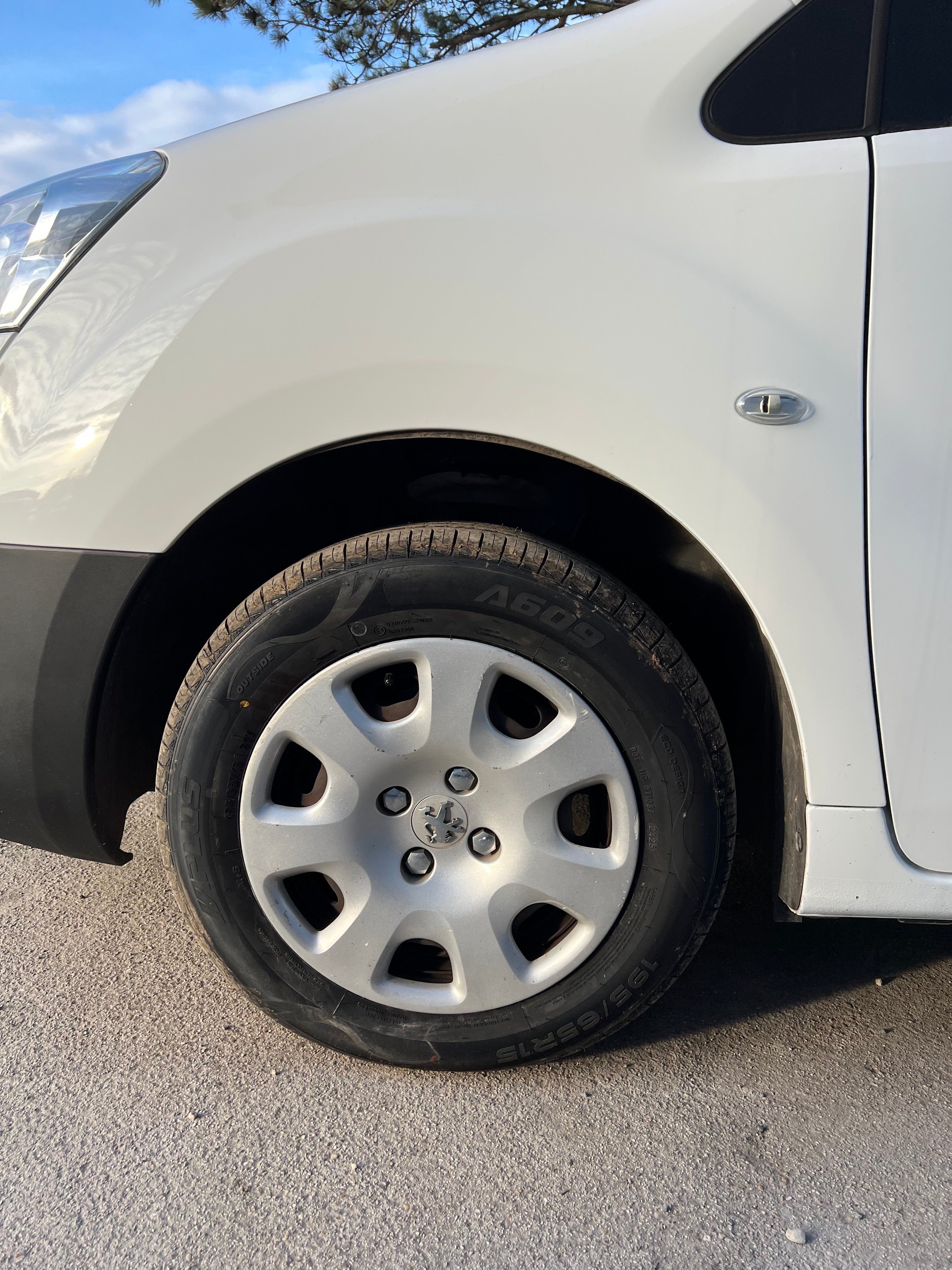 Peugeot Partner 1.6 HDI 90cv L2 800 Kg Fourgon double cabine 5 places Peugeot Partner 1.6 HDI 90cv L2 800 Kg Fourgon double cabine 5 places