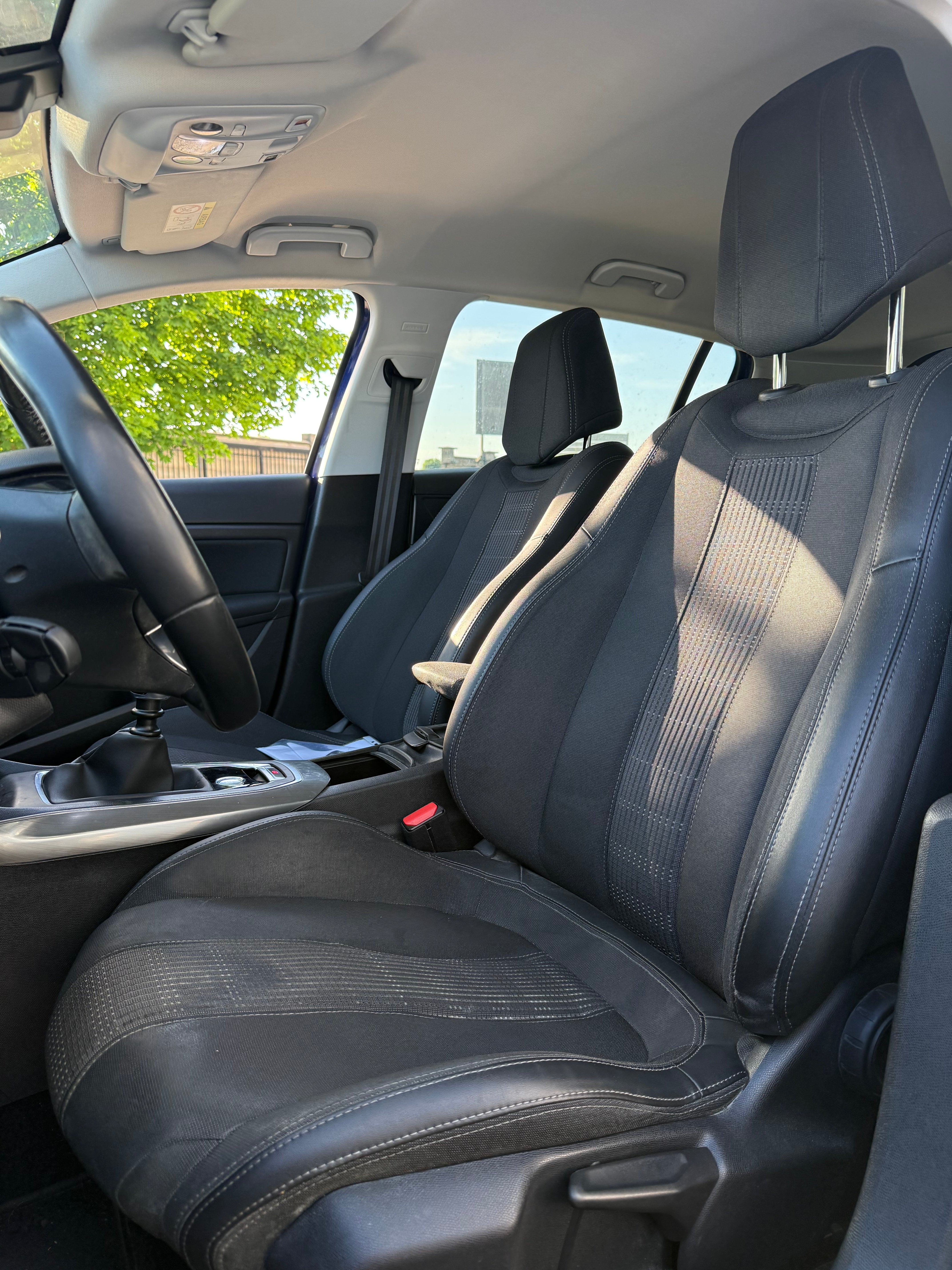 Peugeot 308 GENERATION-II 1.5 BLUEHDI 130cv ALLURE BUSINESS Peugeot 308 GENERATION-II 1.5 BLUEHDI 130cv ALLURE BUSINESS