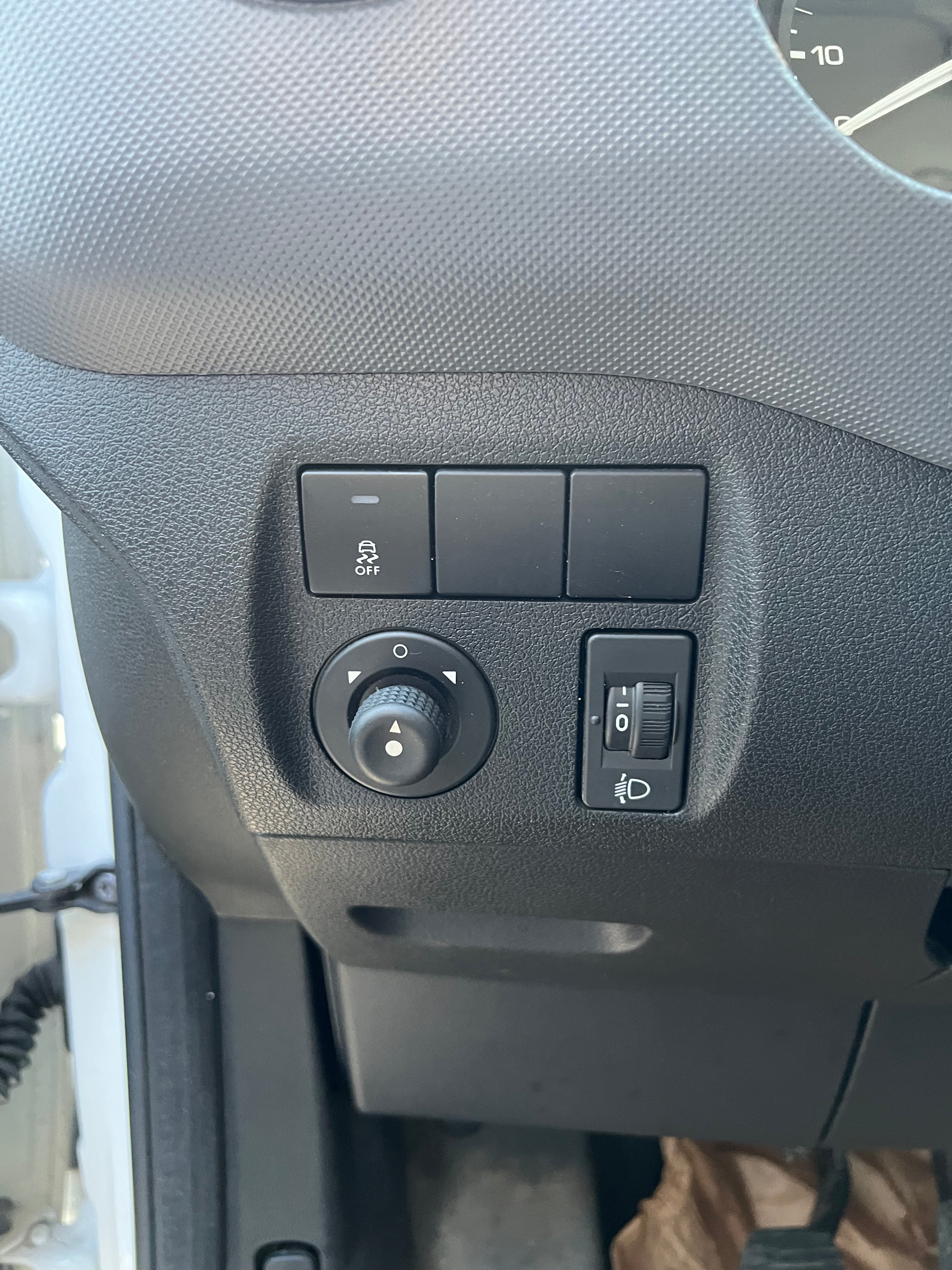 Peugeot Partner 1.6 HDI 90cv L2 800 Kg Fourgon double cabine 5 places Peugeot Partner 1.6 HDI 90cv L2 800 Kg Fourgon double cabine 5 places