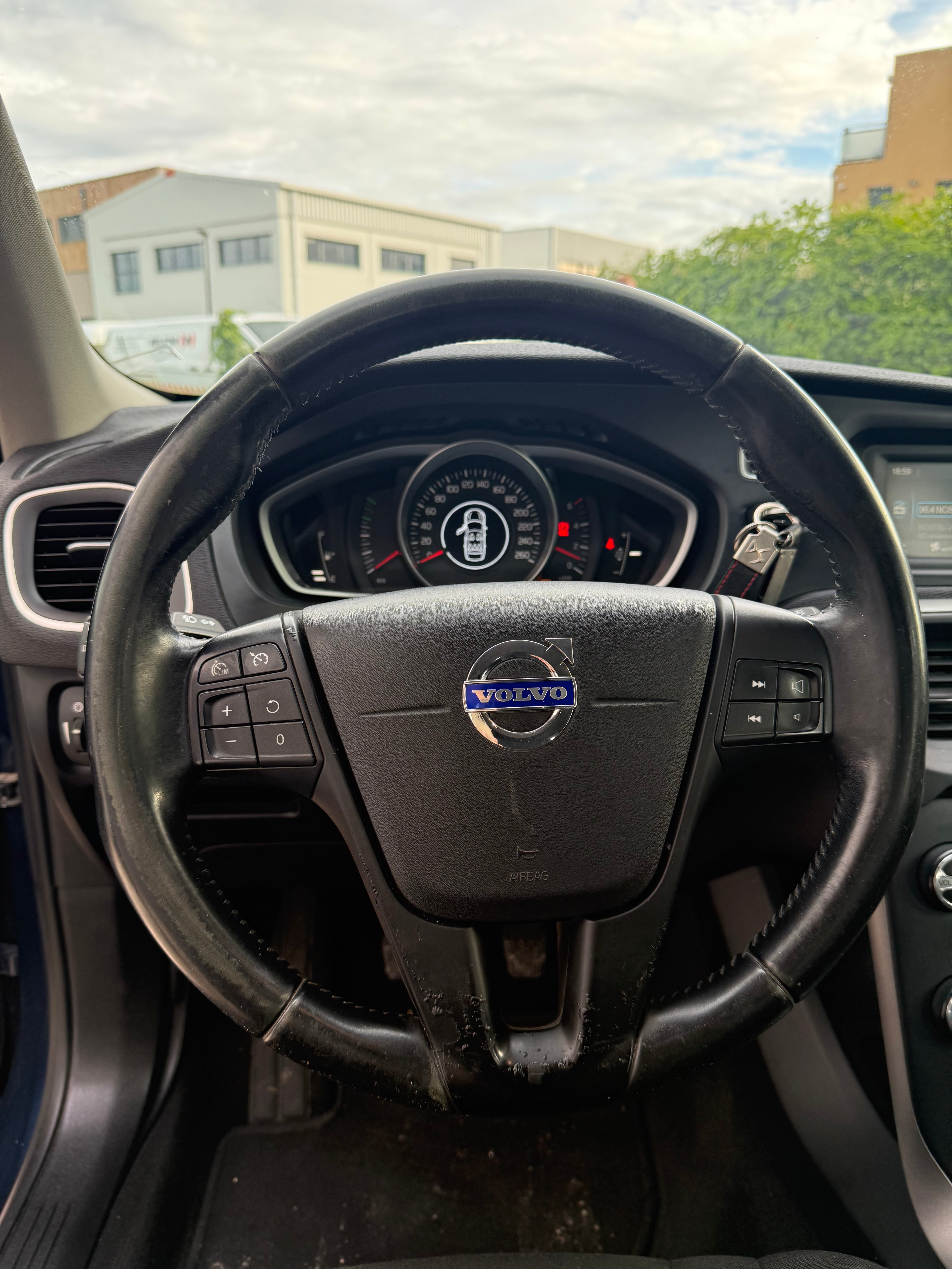 Volvo V40 1.6 D2 115 EFFEKTIV LINE KINETIC Volvo V40 1.6 D2 115 EFFEKTIV LINE KINETIC