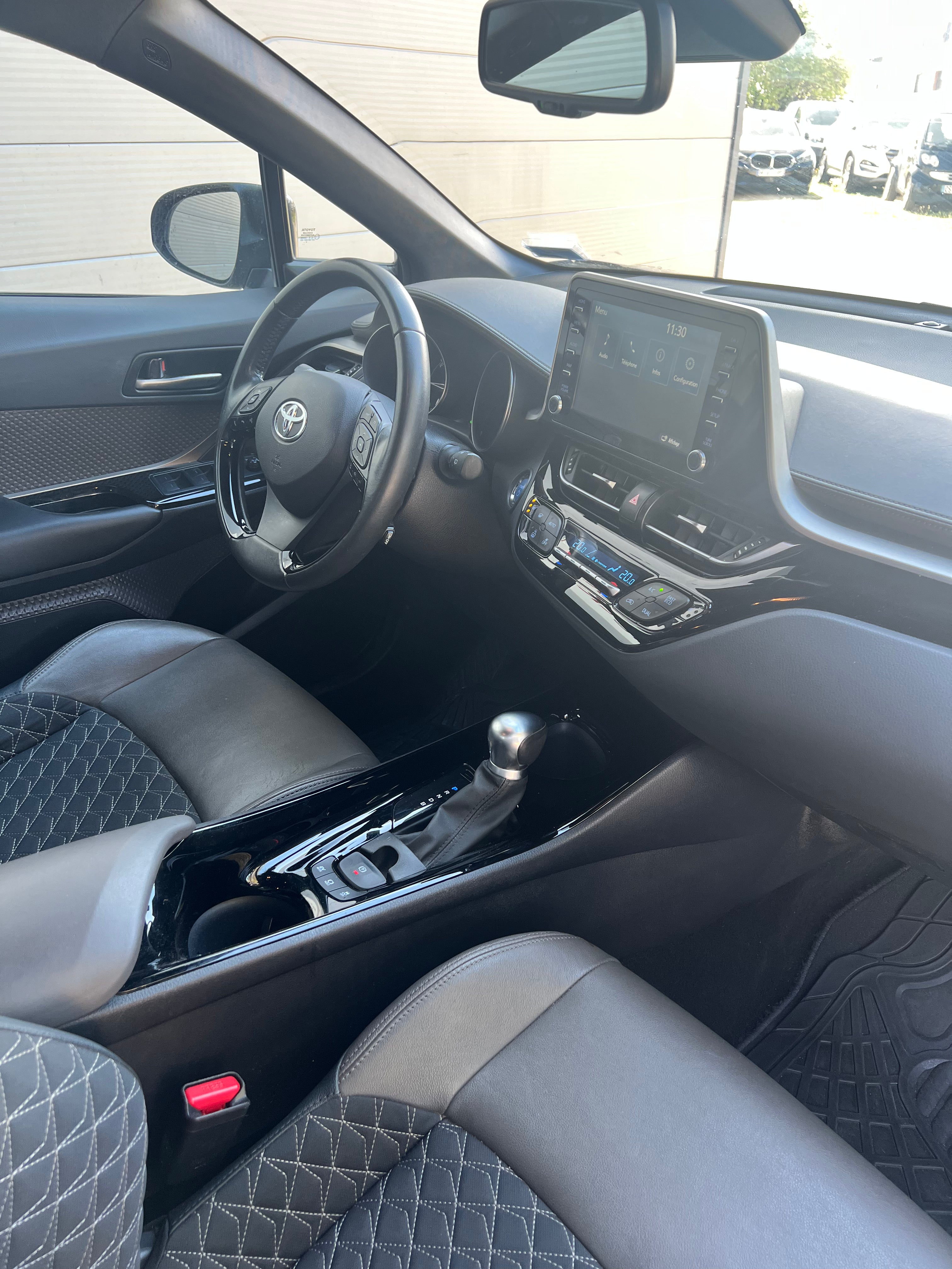 Toyota C-HR 1.8H 122cv Distinctive 4X2 Toyota C-HR 1.8H 122cv Distinctive 4X2