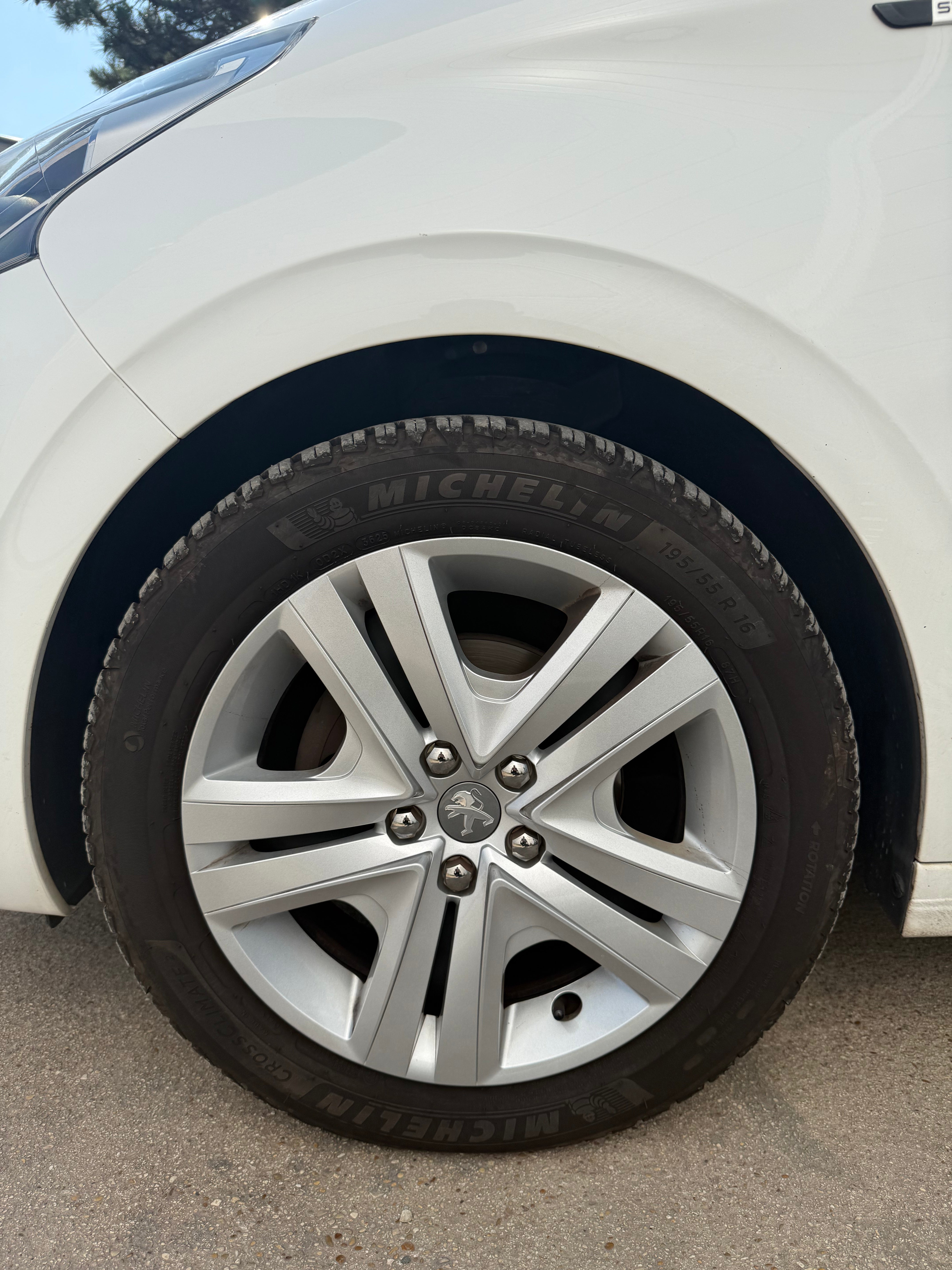 Peugeot 208 1.2 PureTech 82CH Peugeot 208 1.2 PureTech 82CH