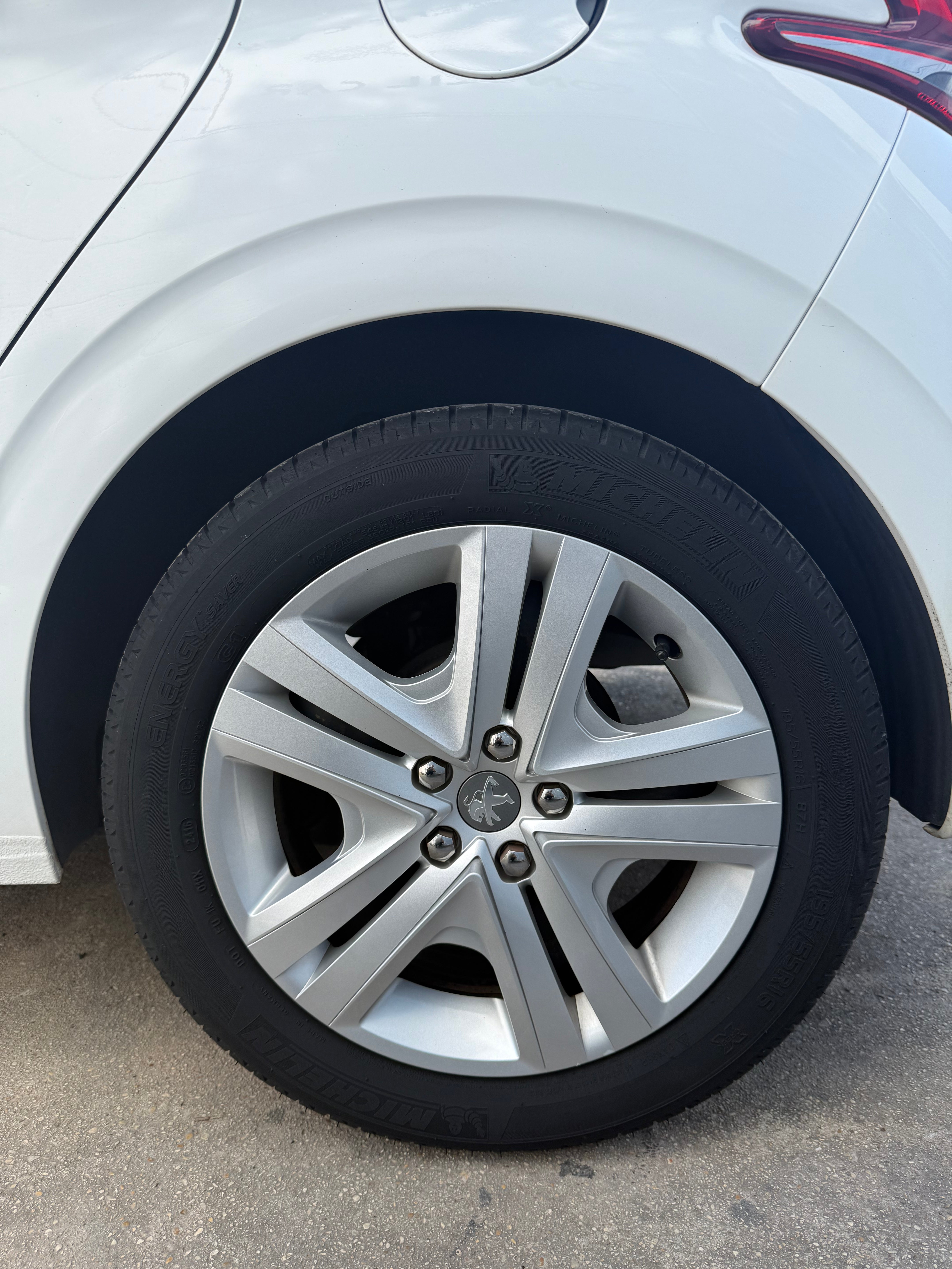 Peugeot 208 1.2 PureTech 82CH Peugeot 208 1.2 PureTech 82CH