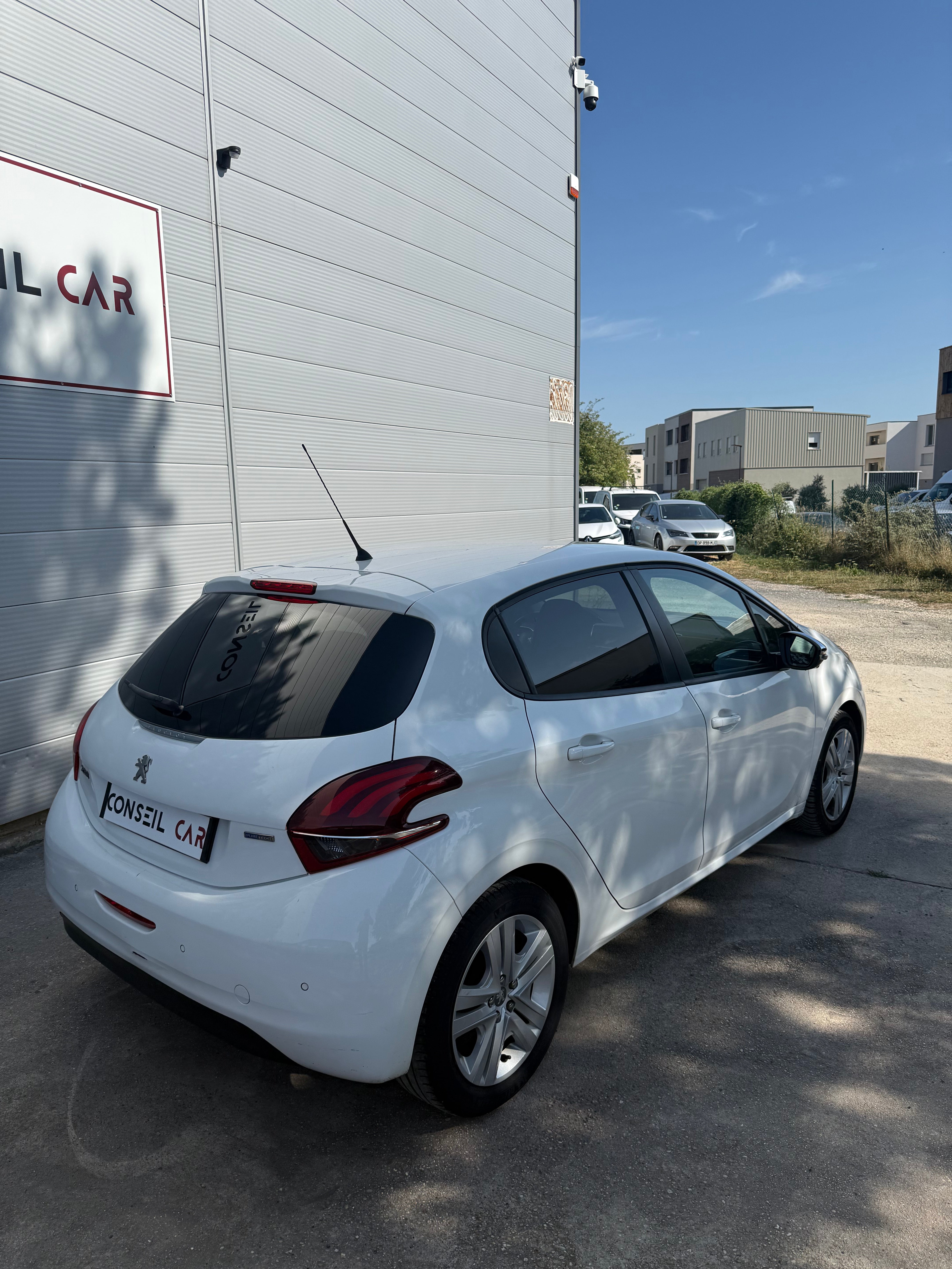 Peugeot 208 1.2 PureTech 82CH Peugeot 208 1.2 PureTech 82CH