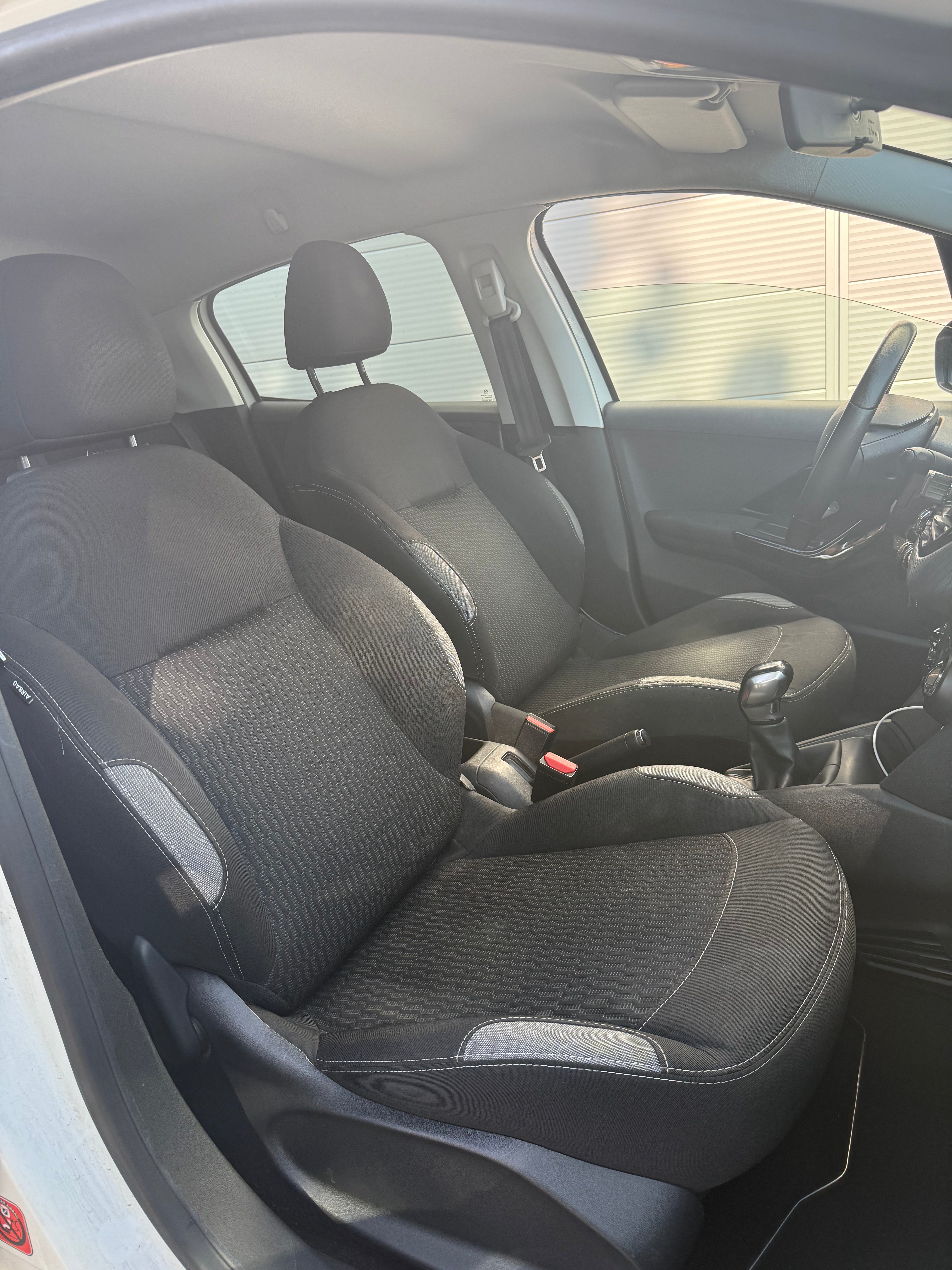 Peugeot 208 1.2 PureTech 82CH Peugeot 208 1.2 PureTech 82CH