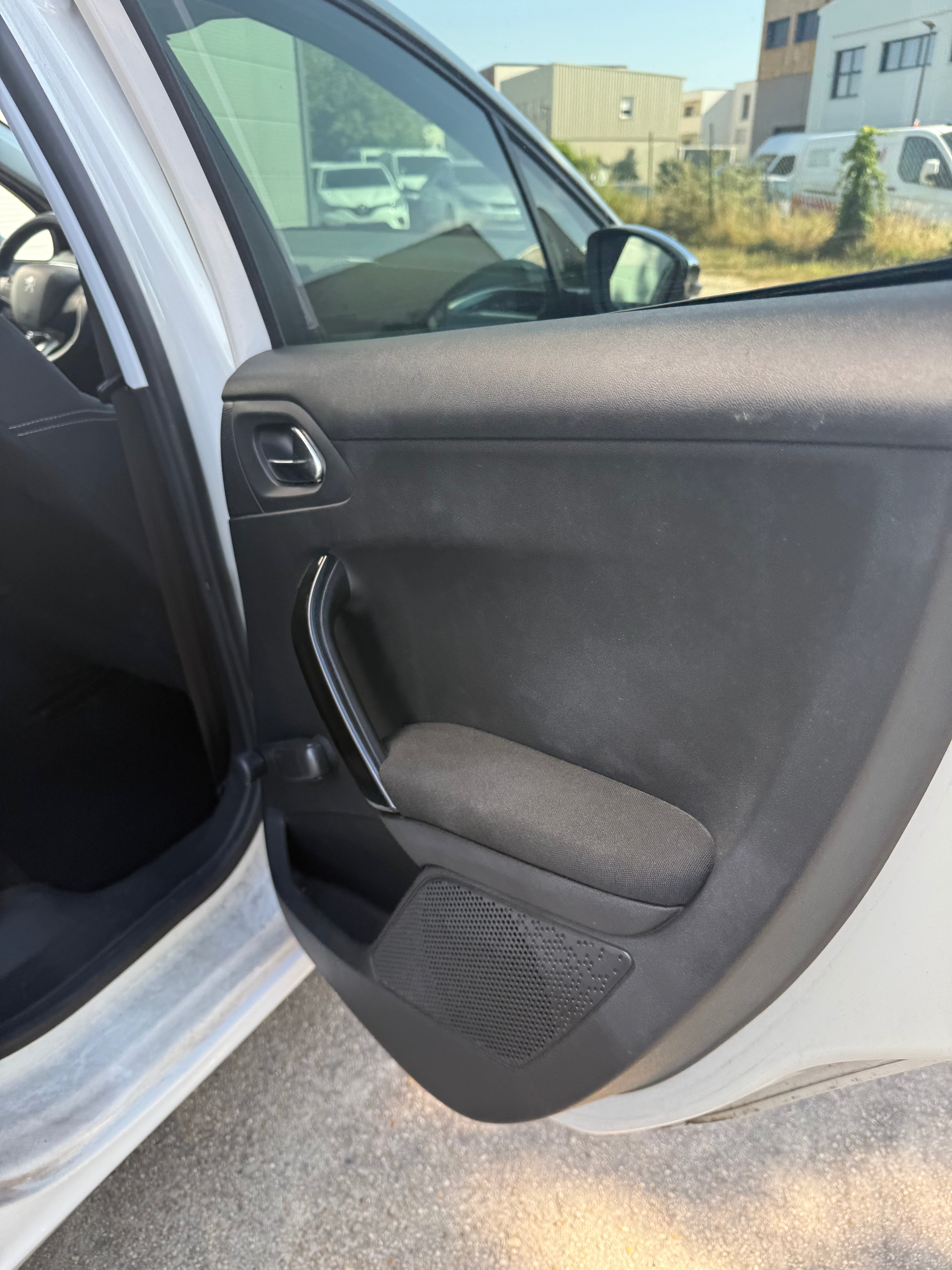 Peugeot 208 1.2 PureTech 82CH Peugeot 208 1.2 PureTech 82CH