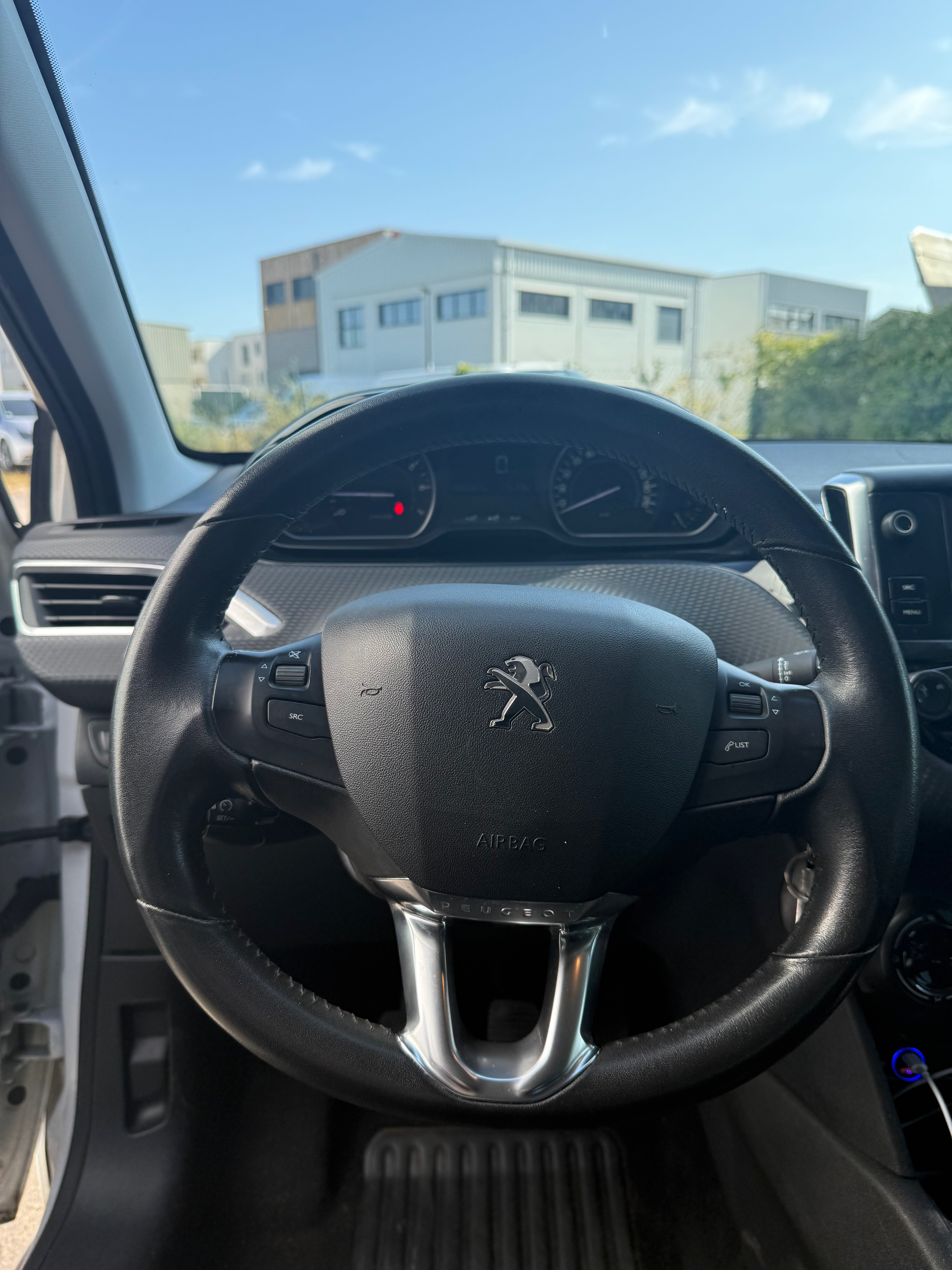 Peugeot 208 1.2 PureTech 82CH Peugeot 208 1.2 PureTech 82CH