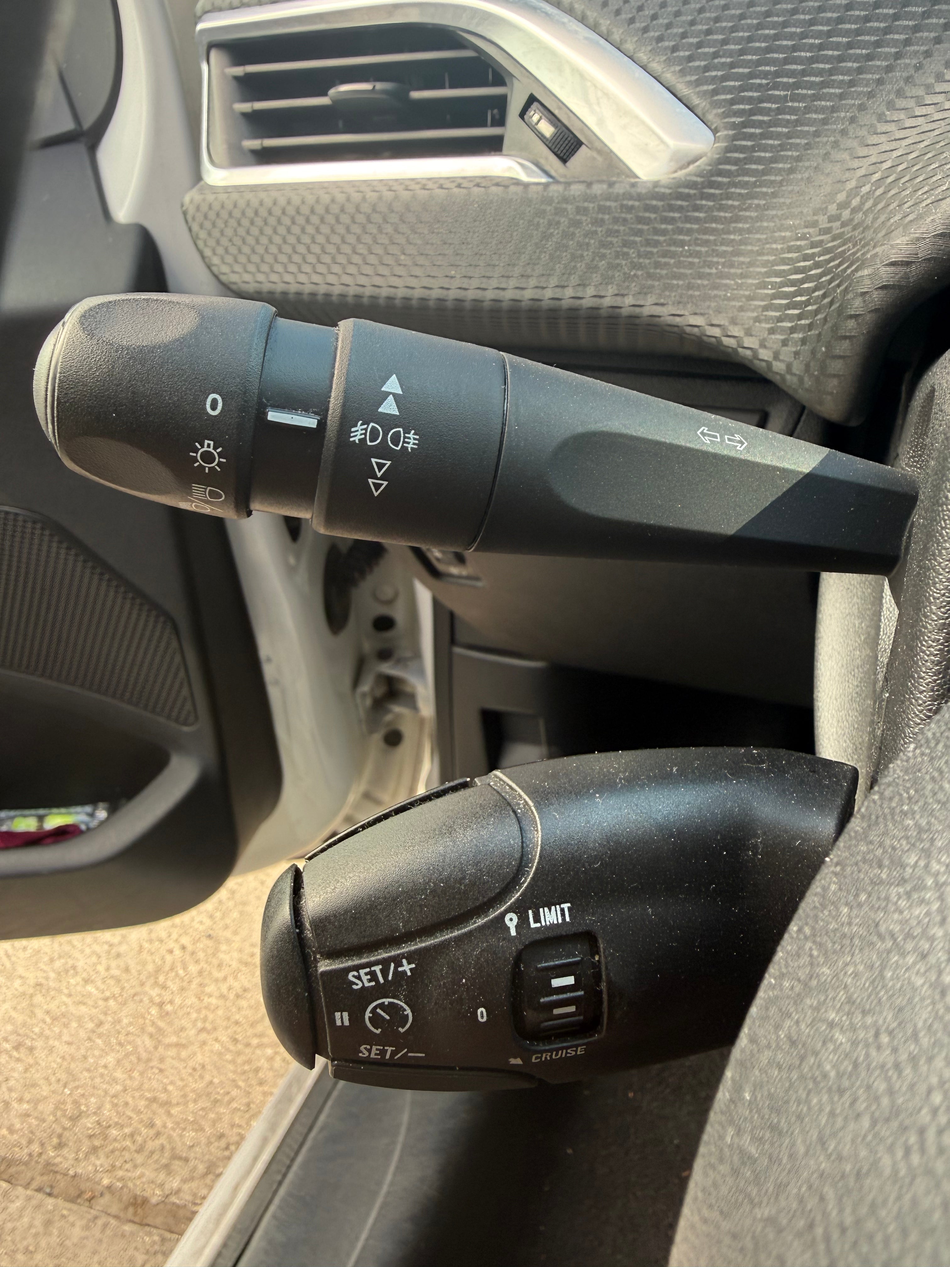 Peugeot 208 1.2 PureTech 82CH Peugeot 208 1.2 PureTech 82CH
