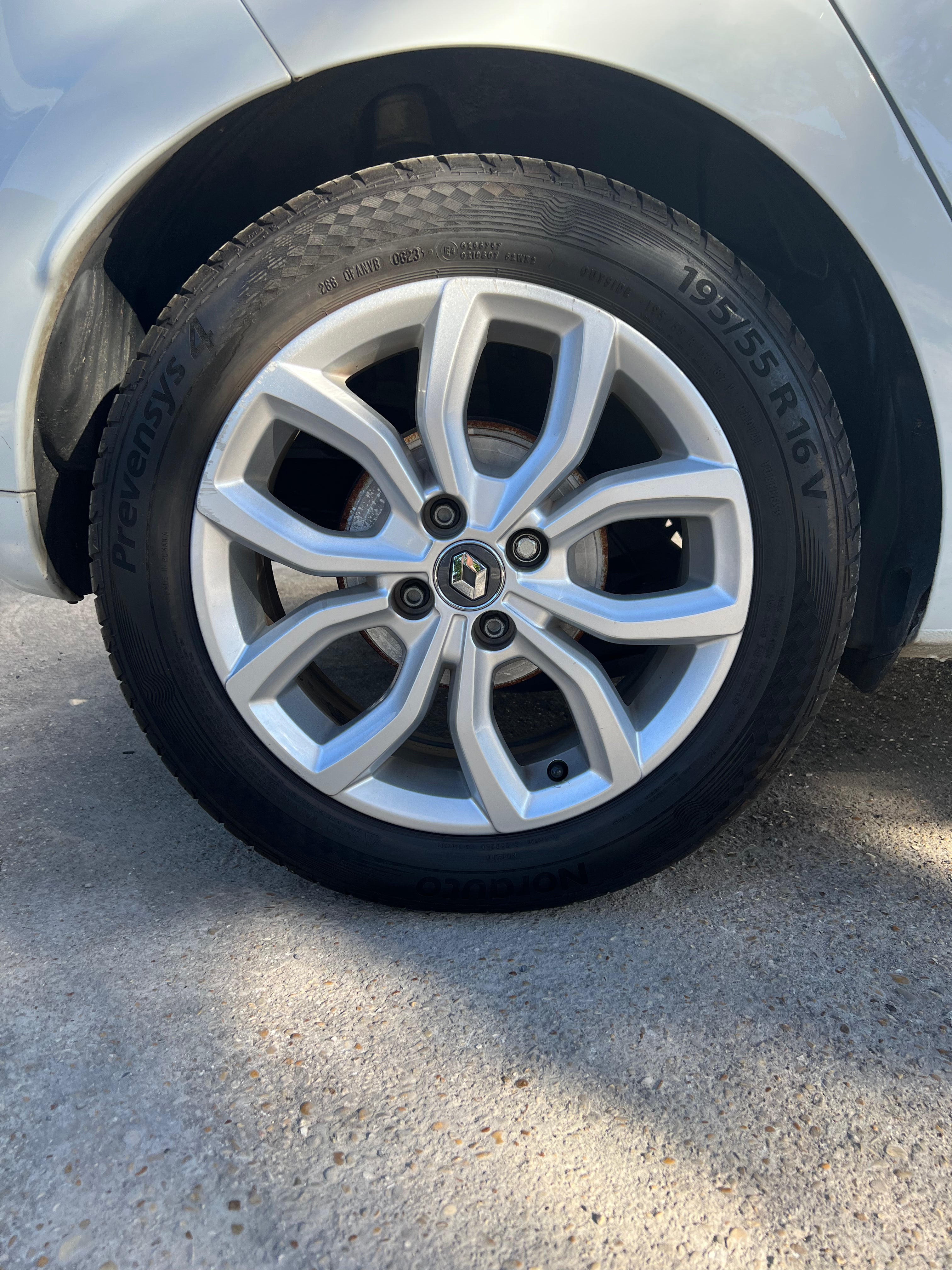RENAULT Clio 0.9 TCE 90 ENERGY INTENS RENAULT Clio 0.9 TCE 90 ENERGY INTENS