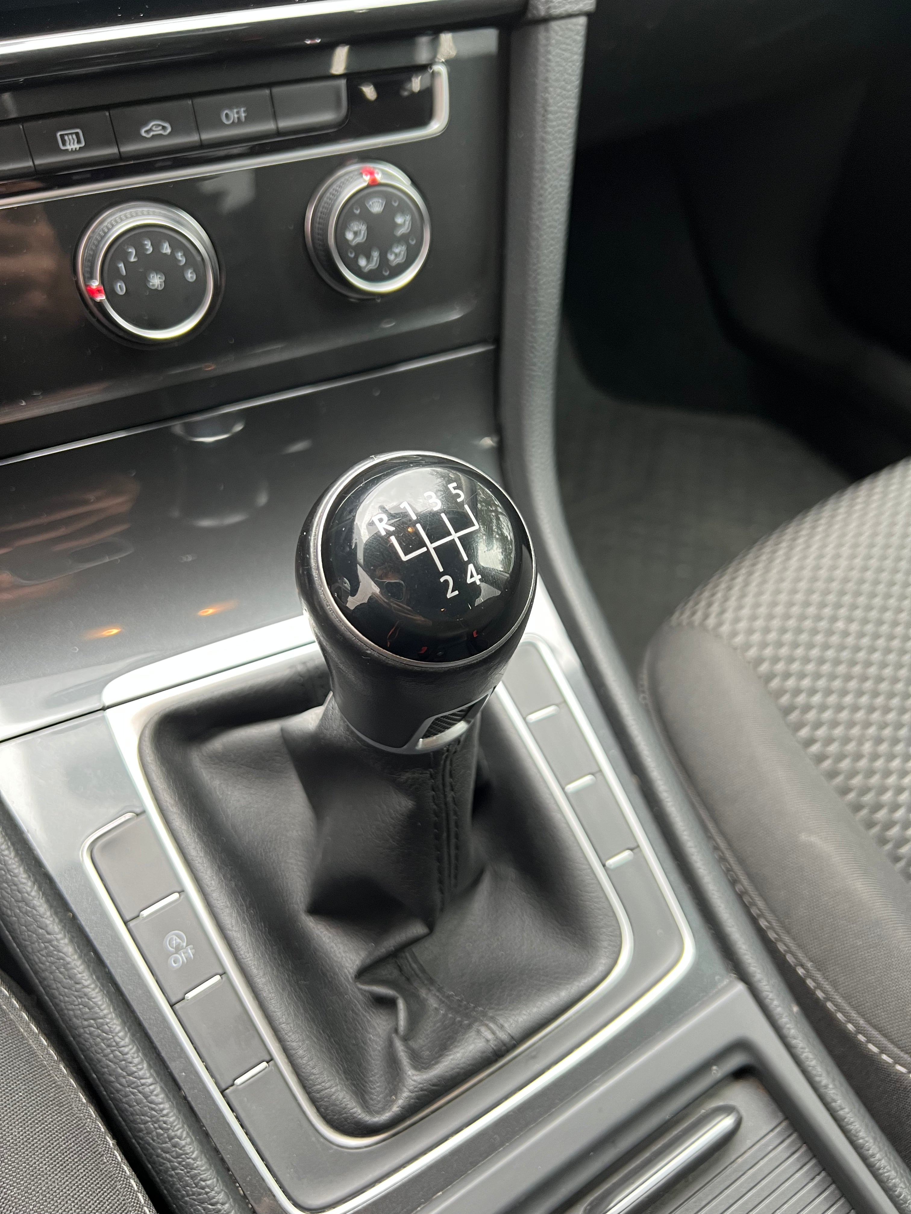 Volkswagen Golf 7 1.6 TDI 115 BLUEMOTION BUSINESS Volkswagen Golf 7 1.6 TDI 115 BLUEMOTION BUSINESS