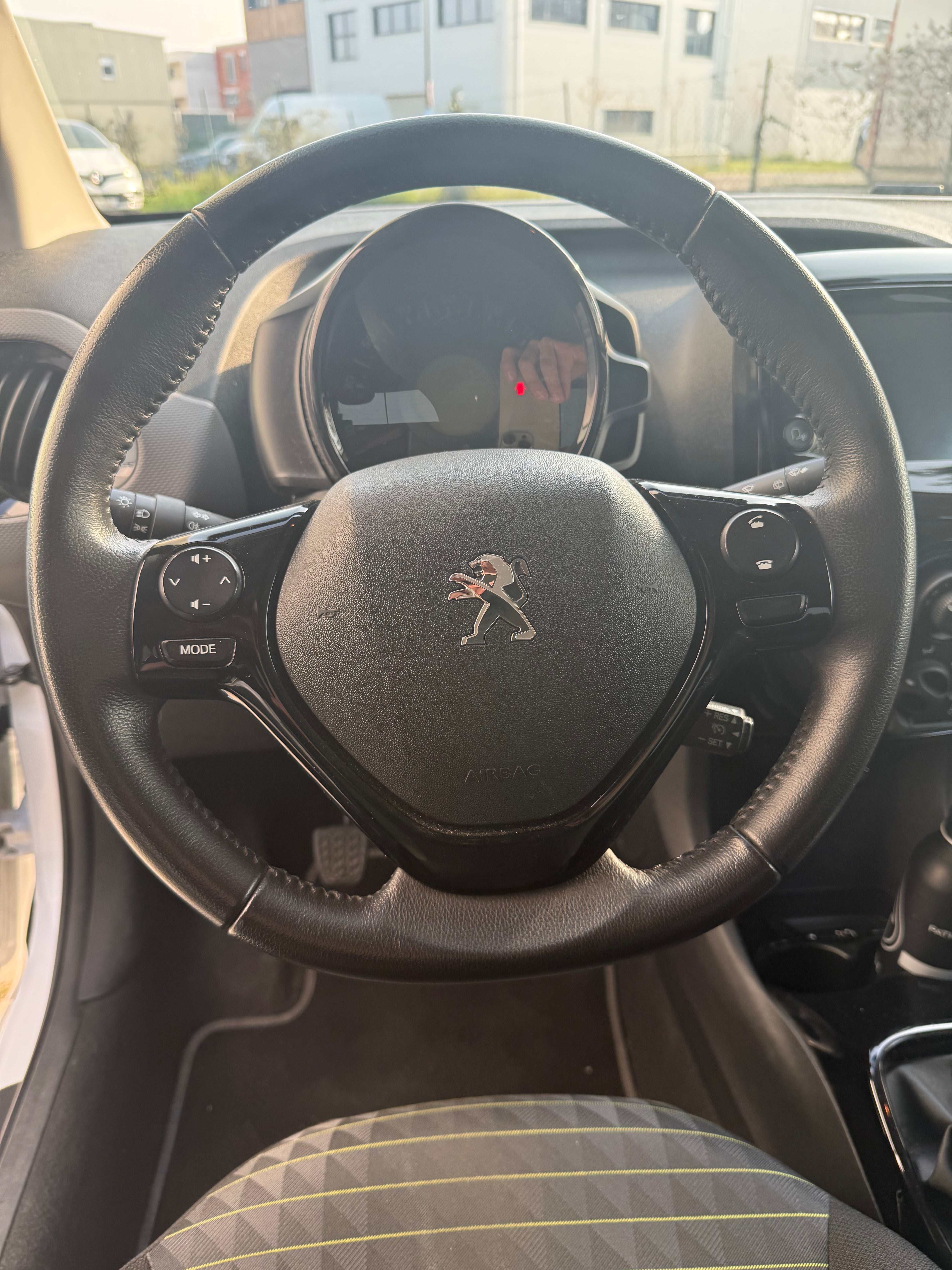 Peugeot 108 1.0 VTi 72ch Style Peugeot 108 1.0 VTi 72ch Style