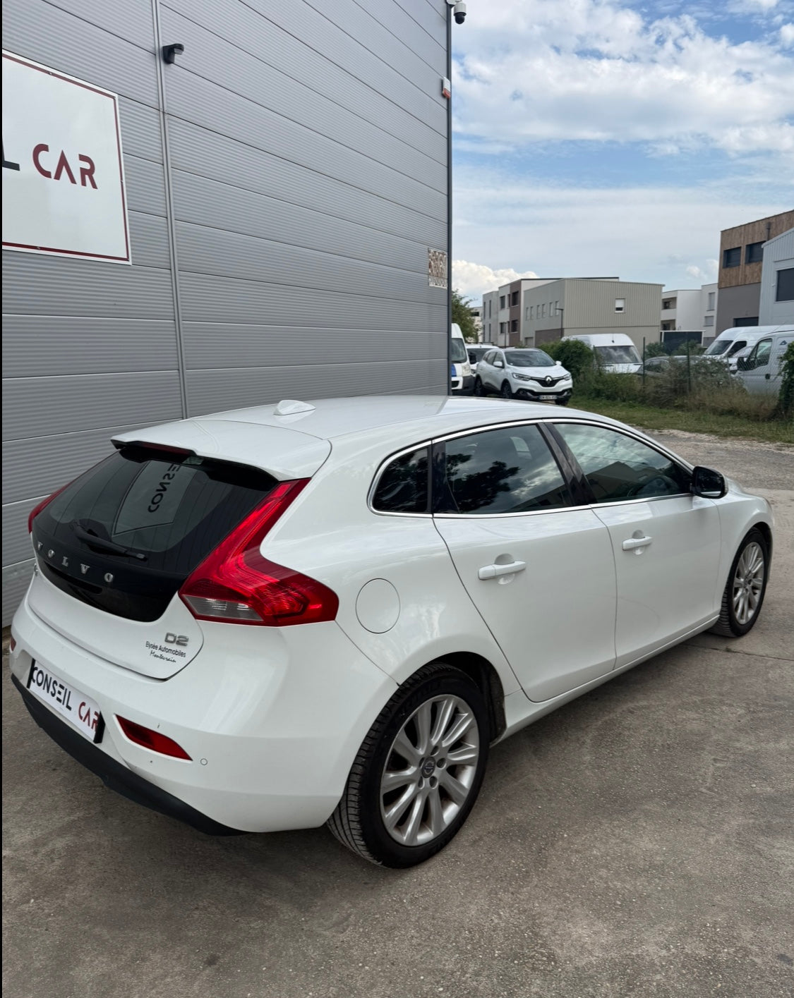 Volvo V40 1.6 D2 115CH MOMENTUM Volvo V40 1.6 D2 115CH MOMENTUM
