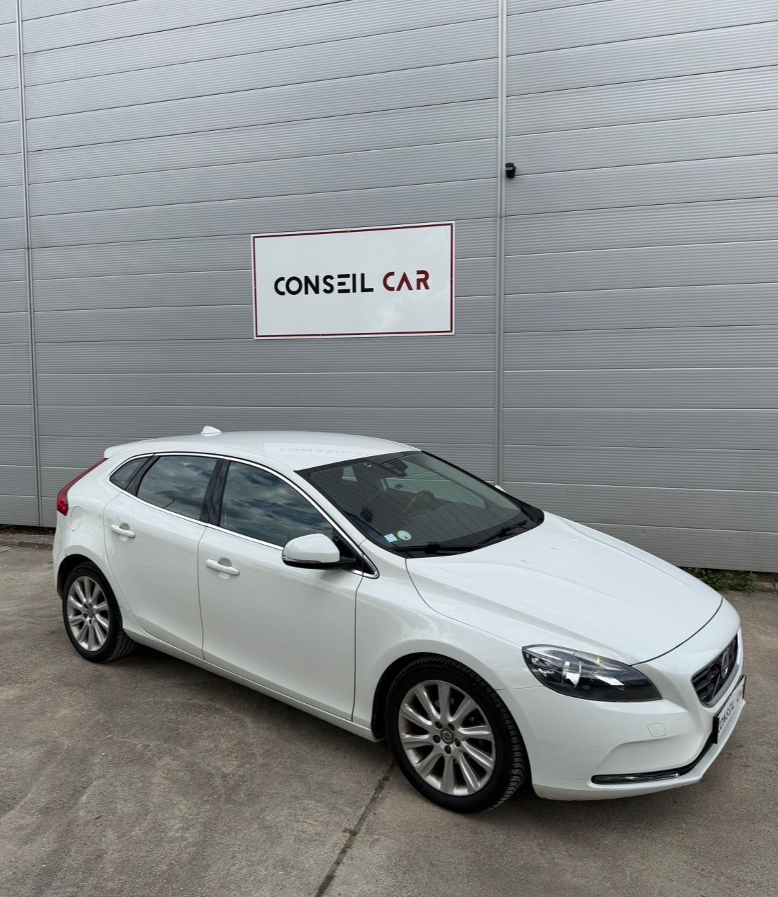 Volvo V40 1.6 D2 115CH MOMENTUM Volvo V40 1.6 D2 115CH MOMENTUM