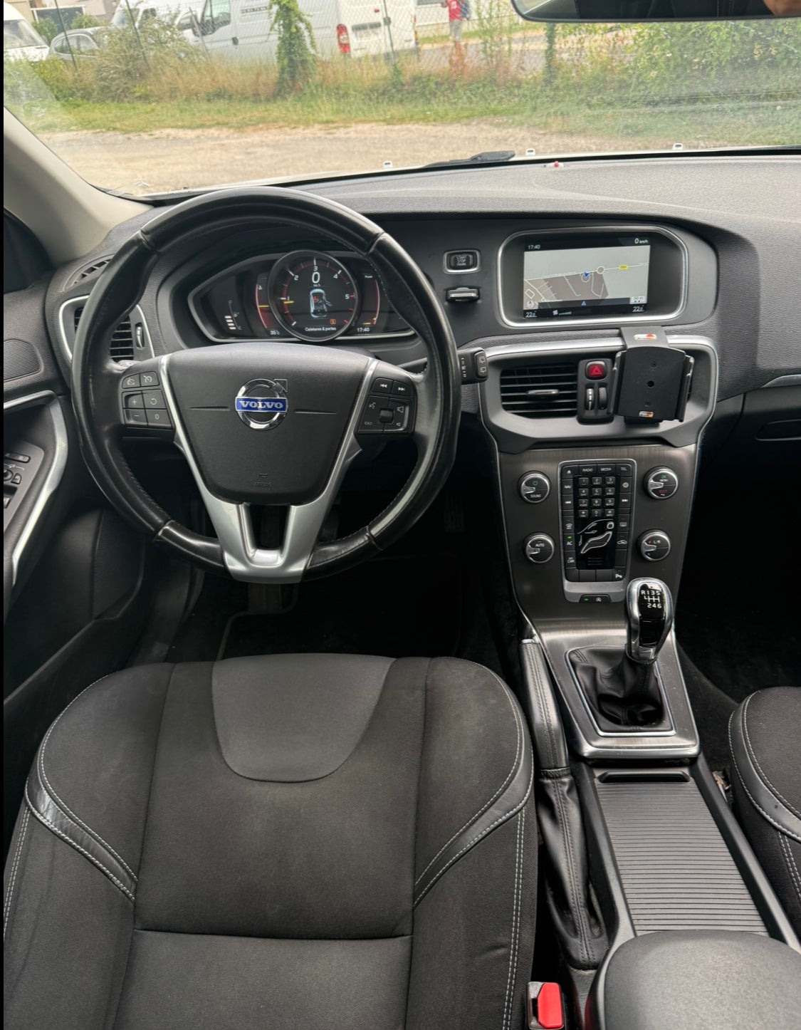 Volvo V40 1.6 D2 115CH MOMENTUM Volvo V40 1.6 D2 115CH MOMENTUM