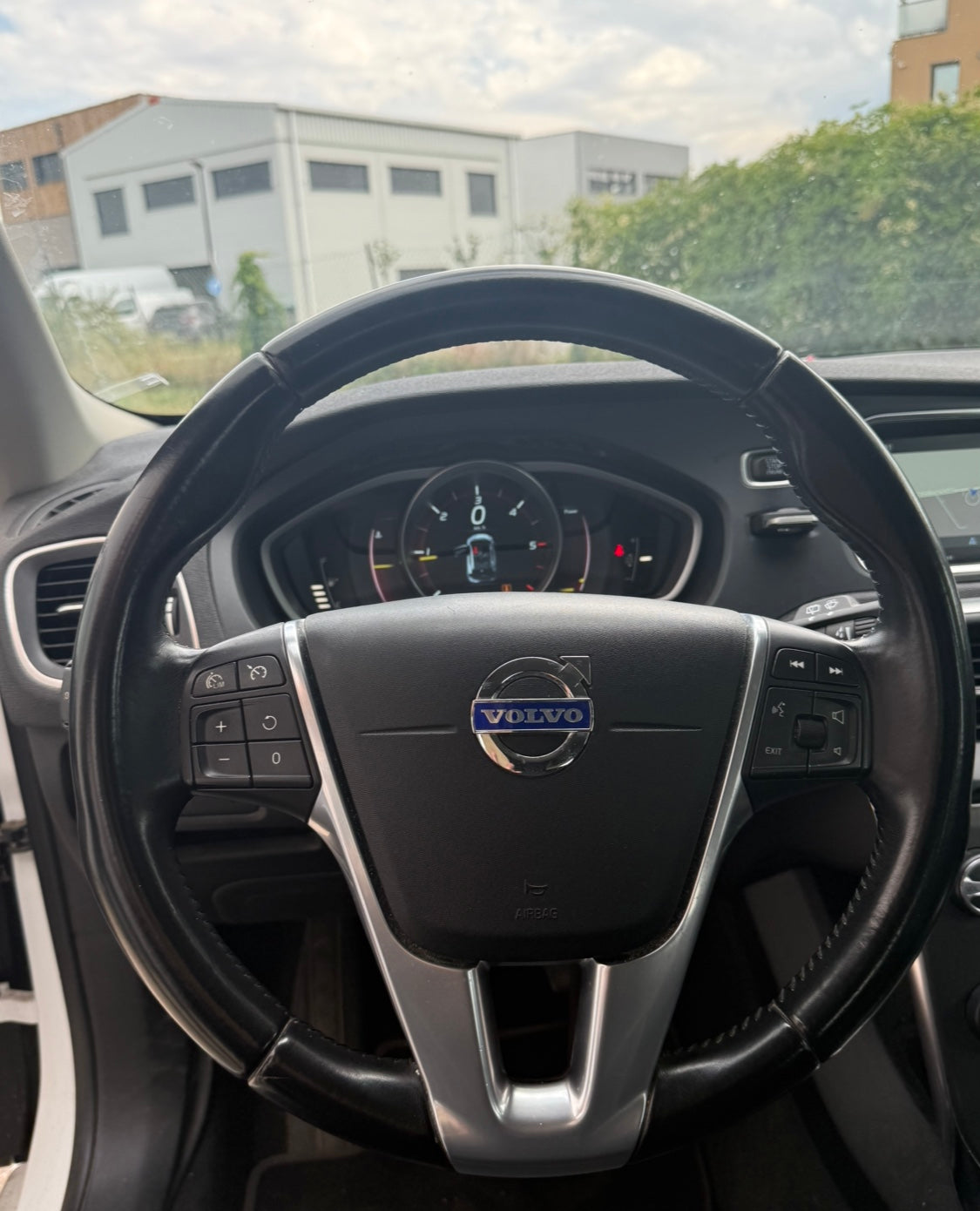 Volvo V40 1.6 D2 115CH MOMENTUM Volvo V40 1.6 D2 115CH MOMENTUM