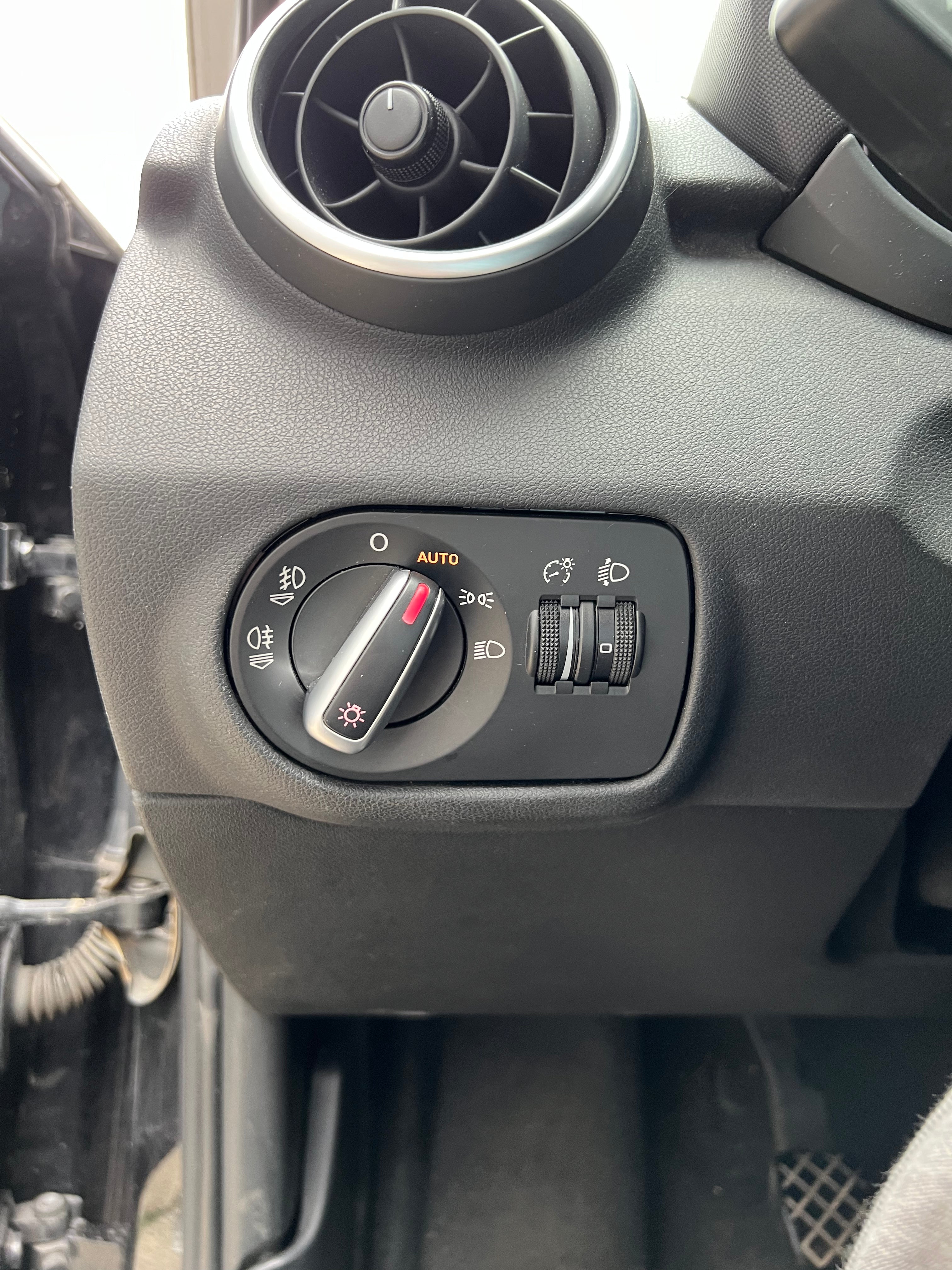 Audi A1 1.6 TDI 90 AMBIANTE Audi A1 1.6 TDI 90 AMBIANTE