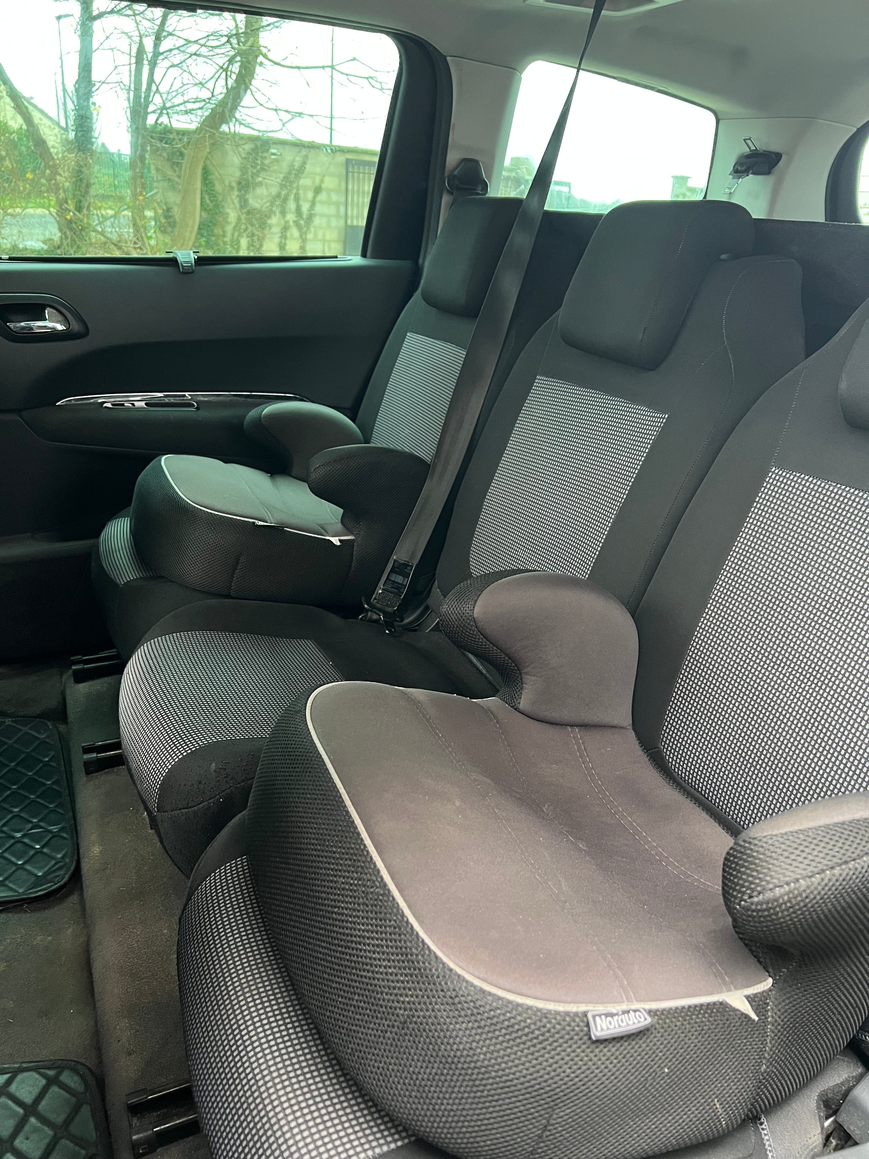 Peugeot 5008 1.6 HDi BOITE AUTO Peugeot 5008 1.6 HDi BOITE AUTO