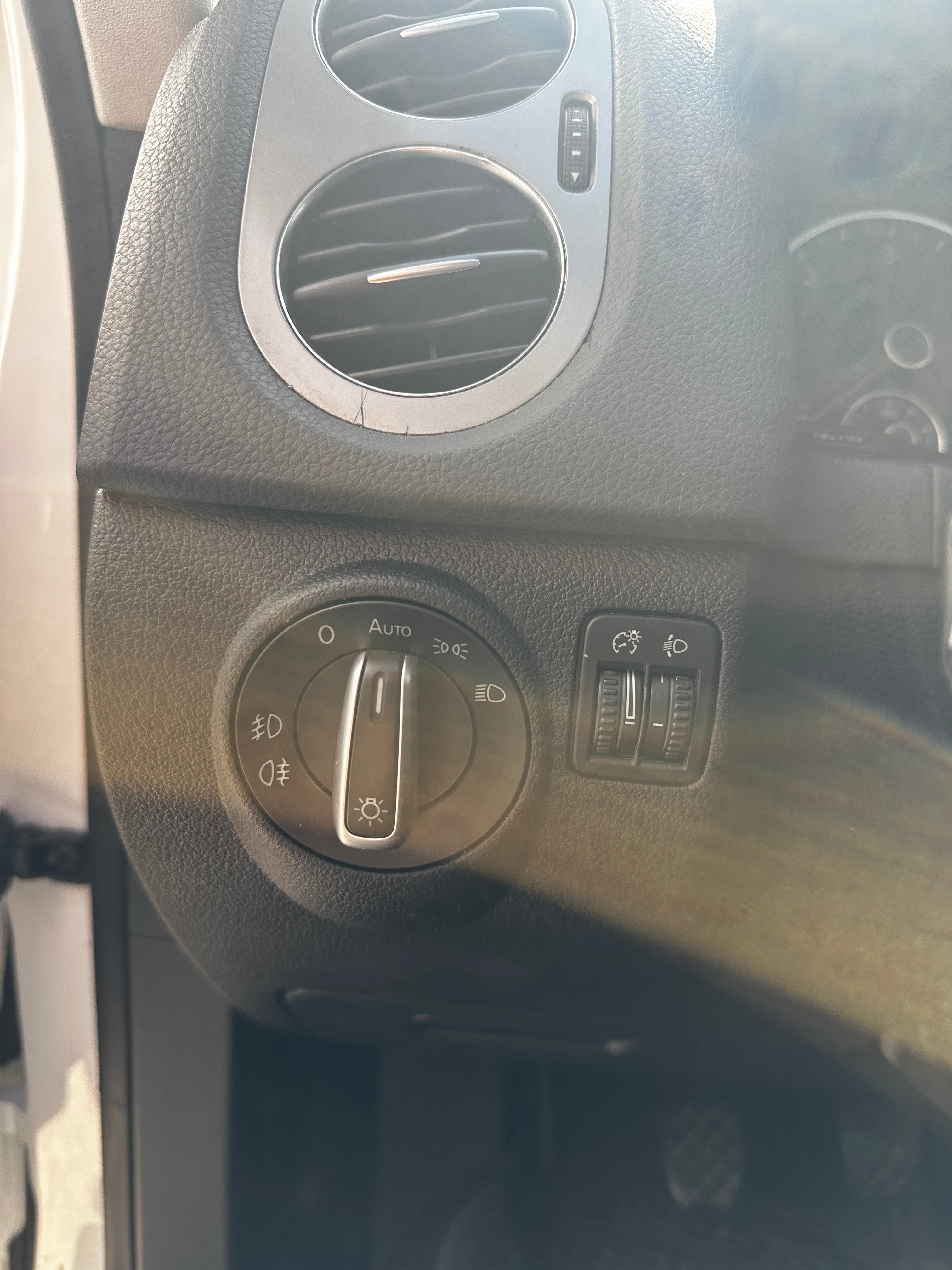 Volkswagen Tiguan 2.0 TDI 110 BLUEMOTION LOUNGE Volkswagen Tiguan 2.0 TDI 110 BLUEMOTION LOUNGE
