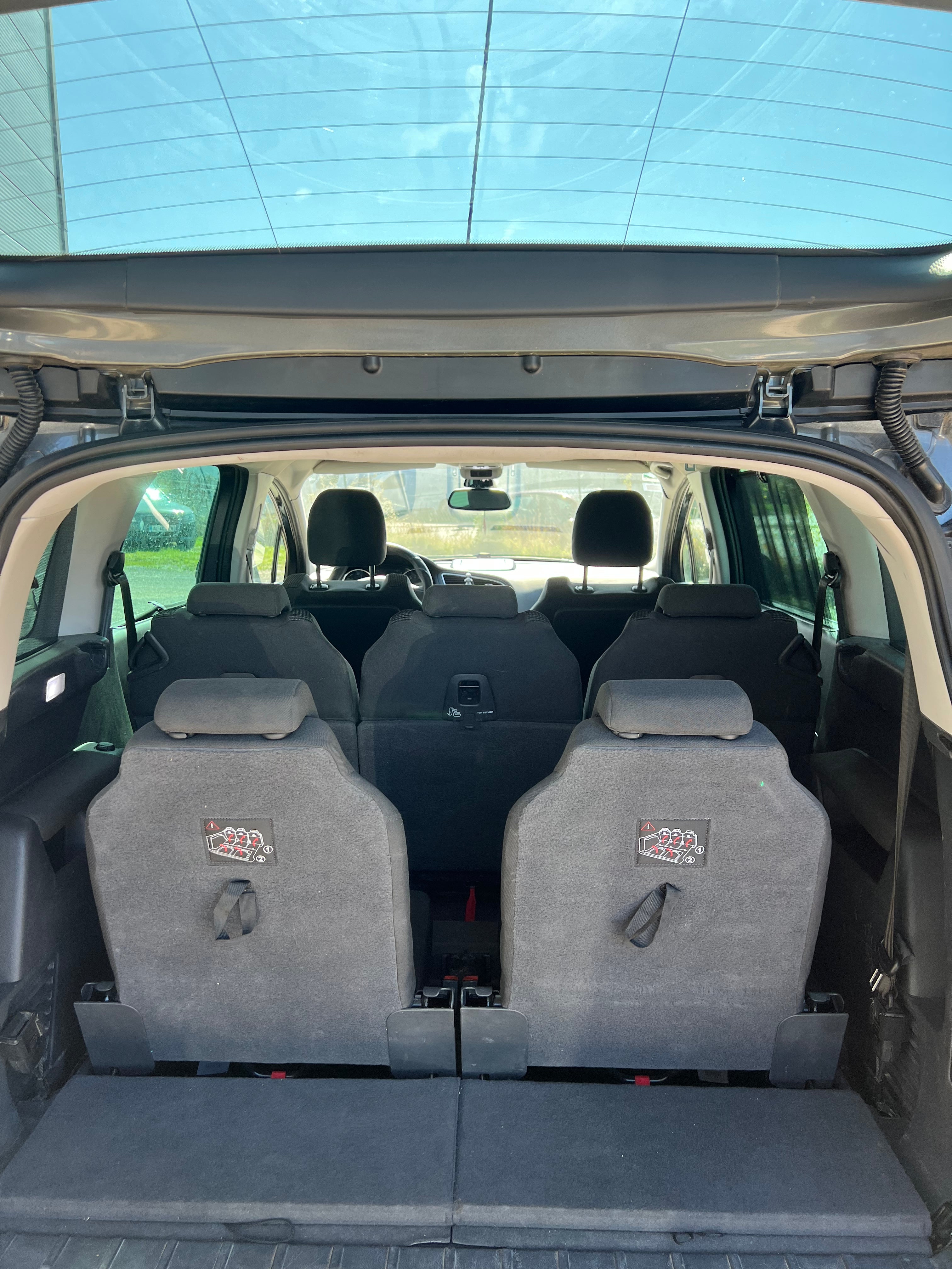 Peugeot 5008 1.6 HDi ALLURE Peugeot 5008 1.6 HDi ALLURE