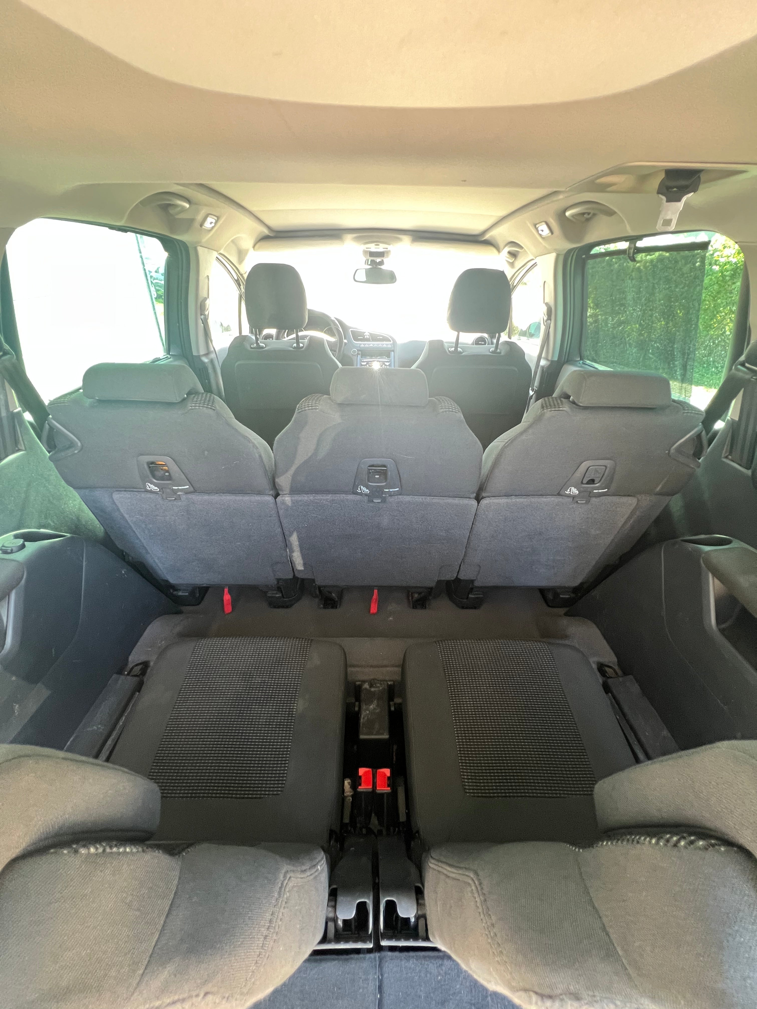 Peugeot 5008 1.6 HDi ALLURE Peugeot 5008 1.6 HDi ALLURE