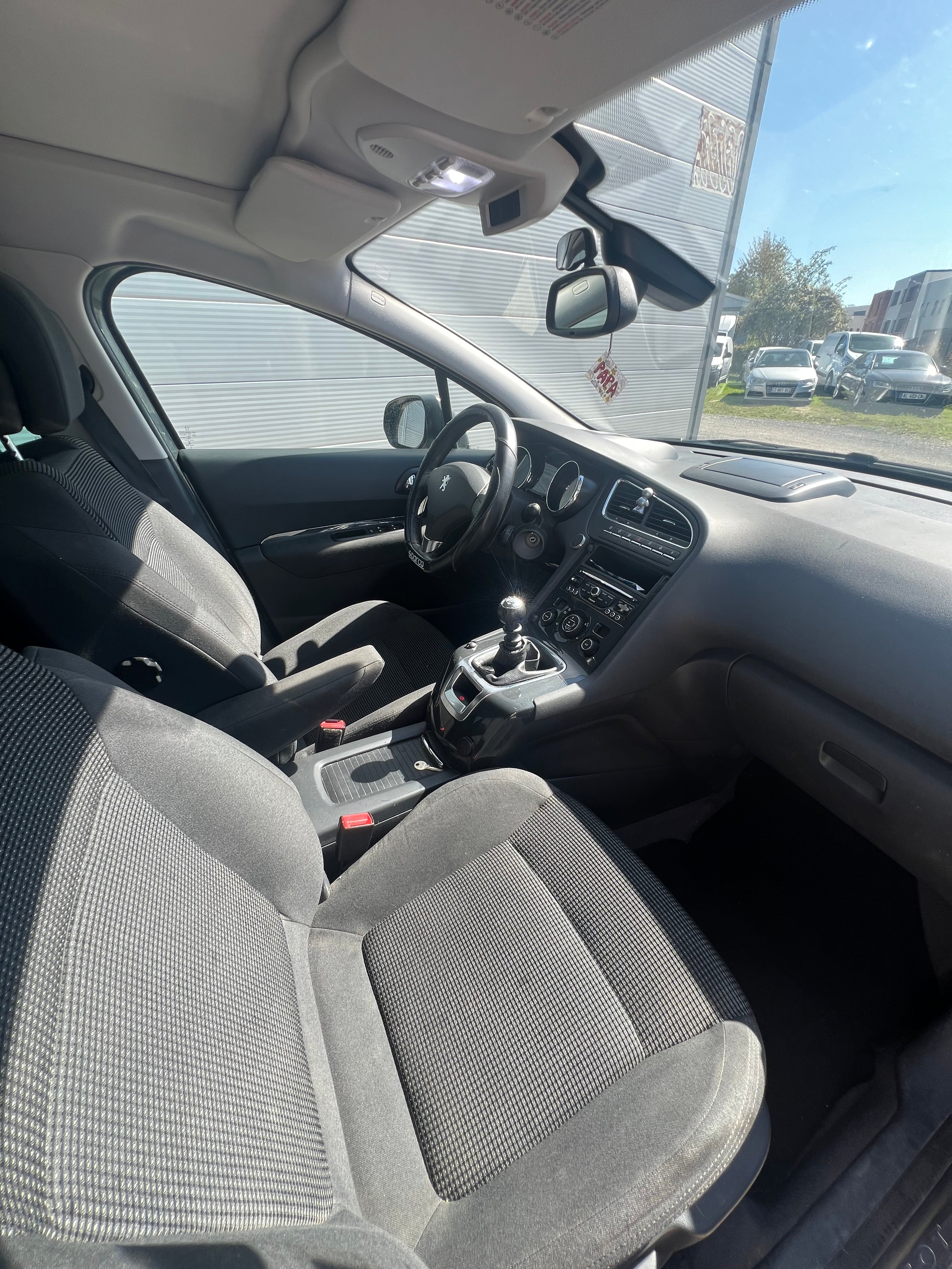 Peugeot 5008 1.6 HDi ALLURE Peugeot 5008 1.6 HDi ALLURE